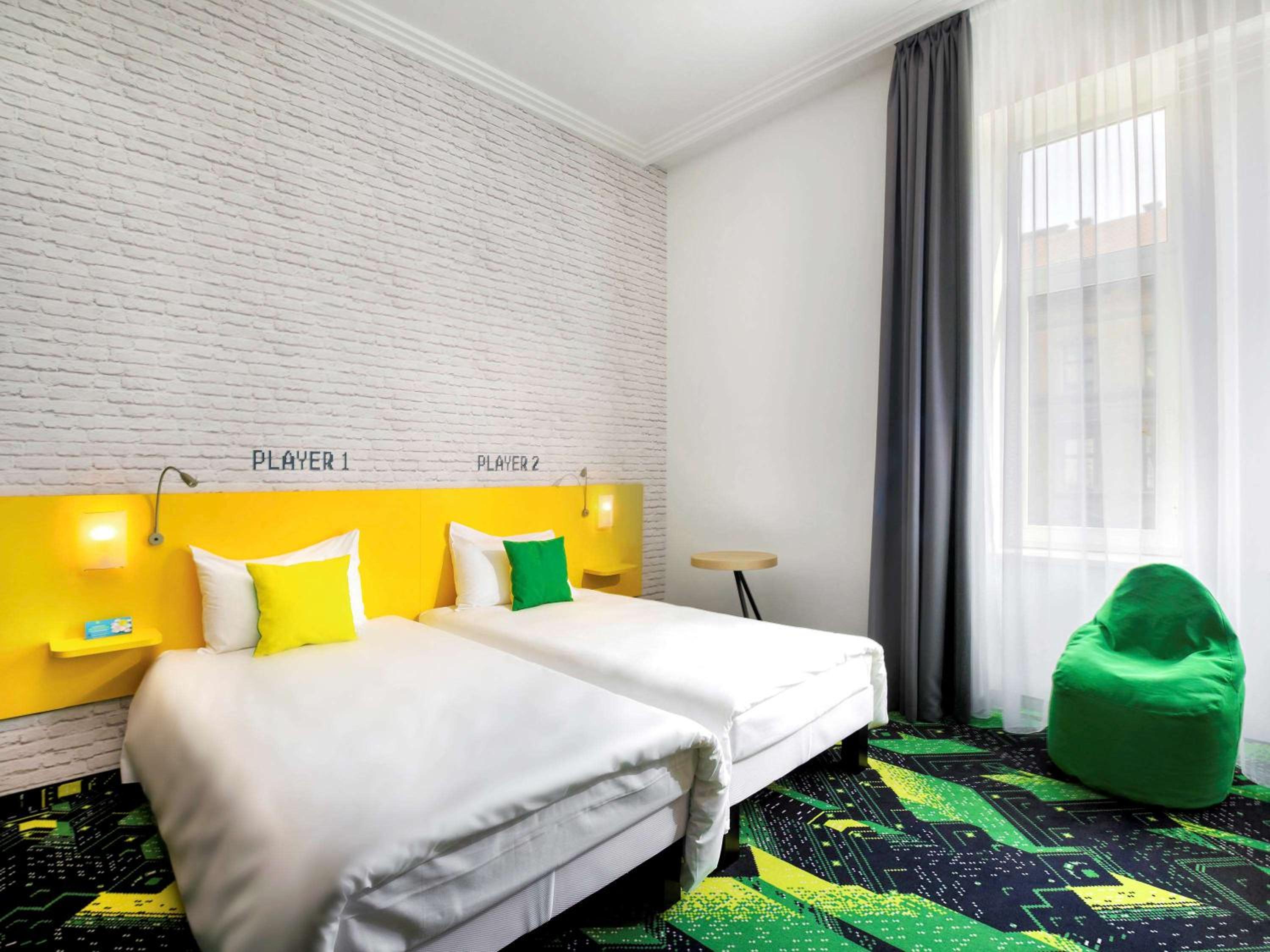 Design Room with 2 Single Beds