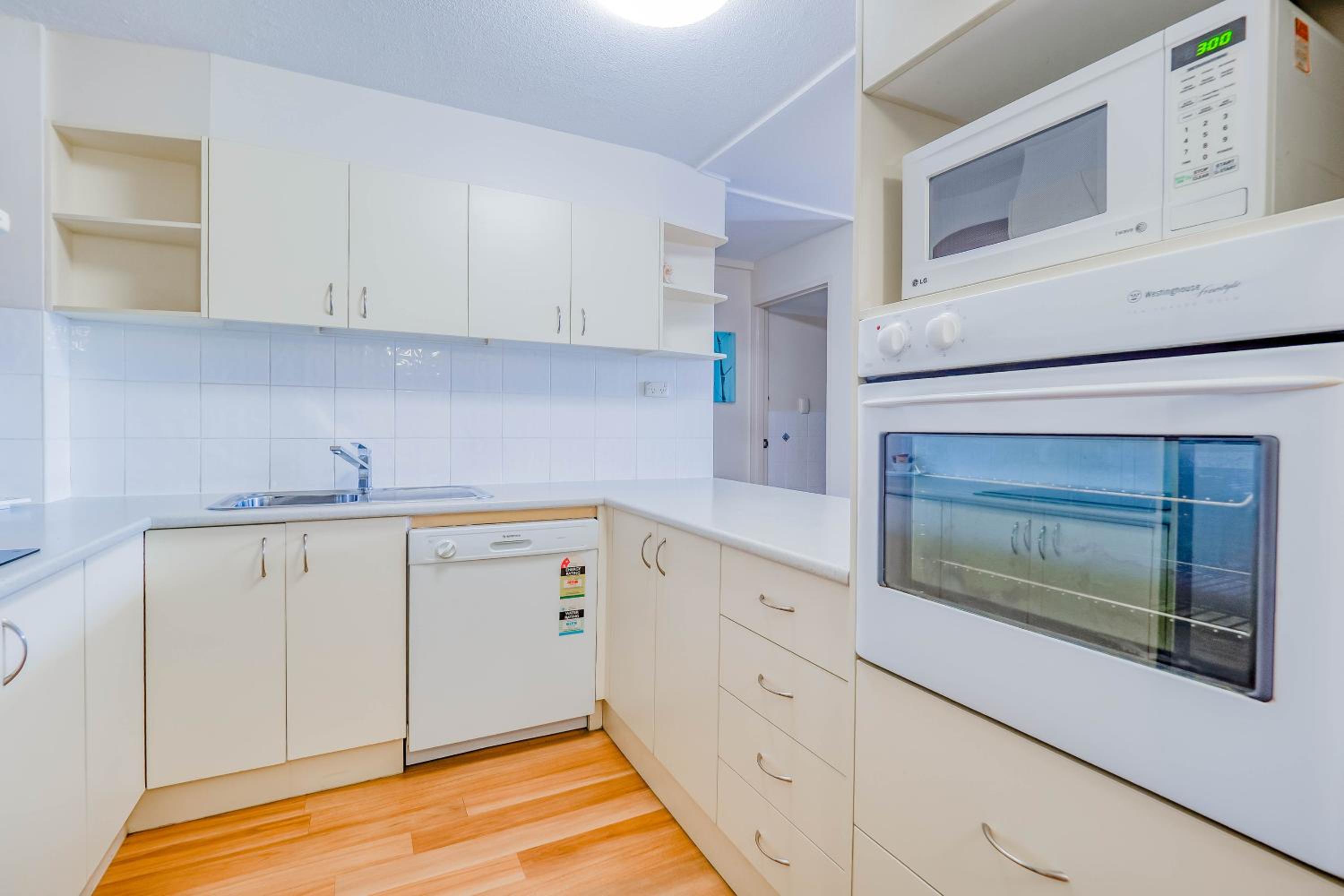 Two-Bedroom Apartment with Garden View - Photo 7