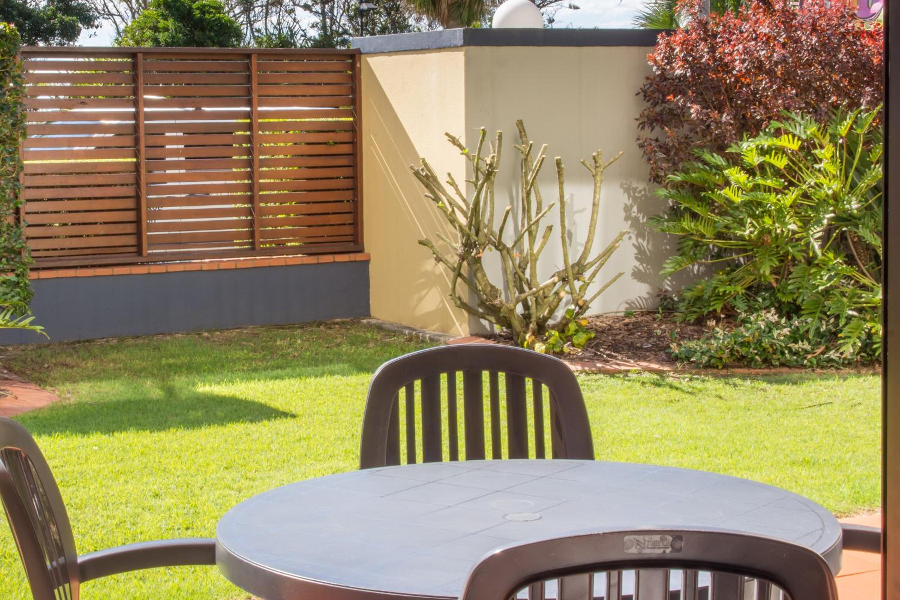 Two-Bedroom Apartment with Garden View - Photo 8