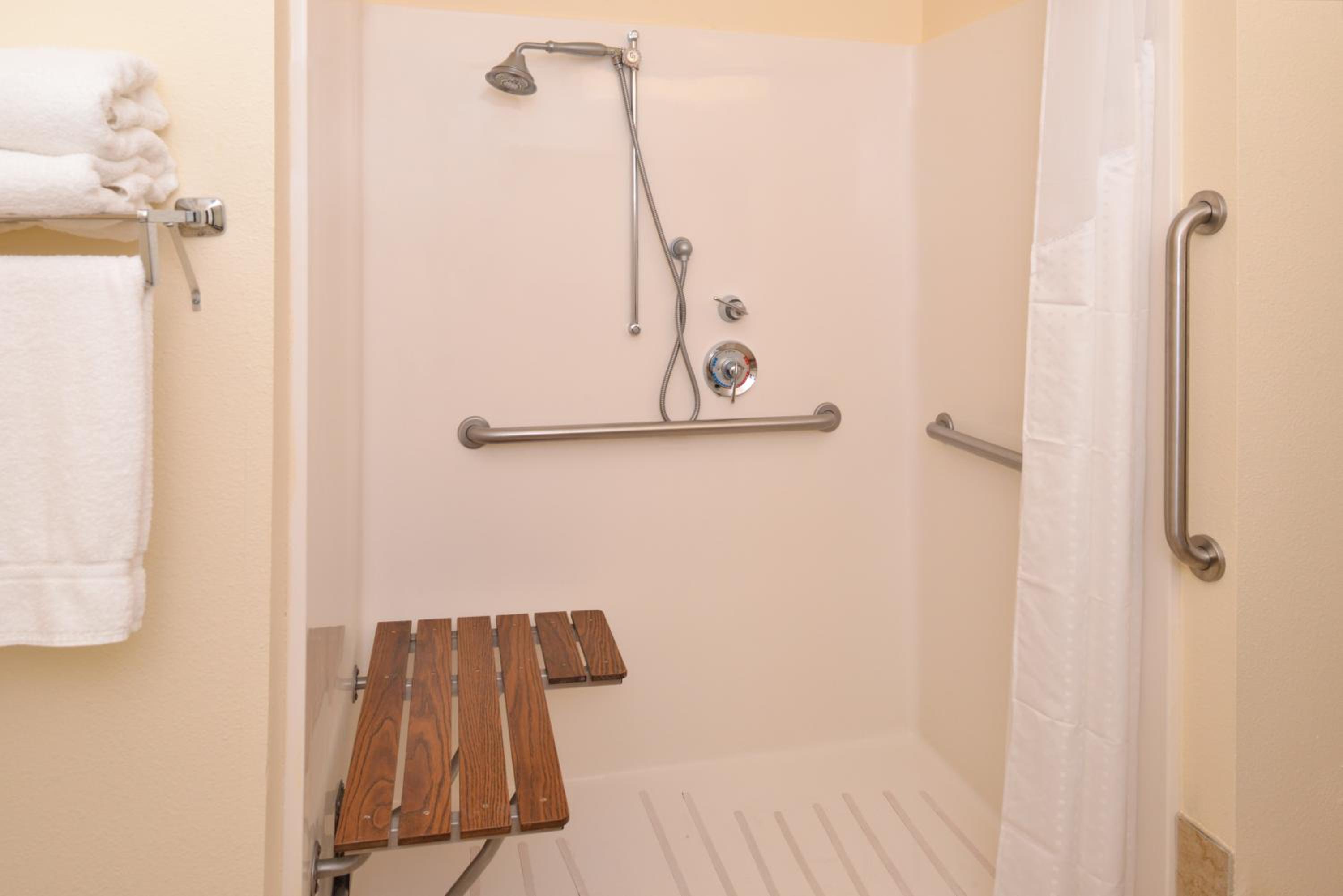 Standard Queen Room with Two Queen Beds and Tub - Communications Accessible - Photo 2