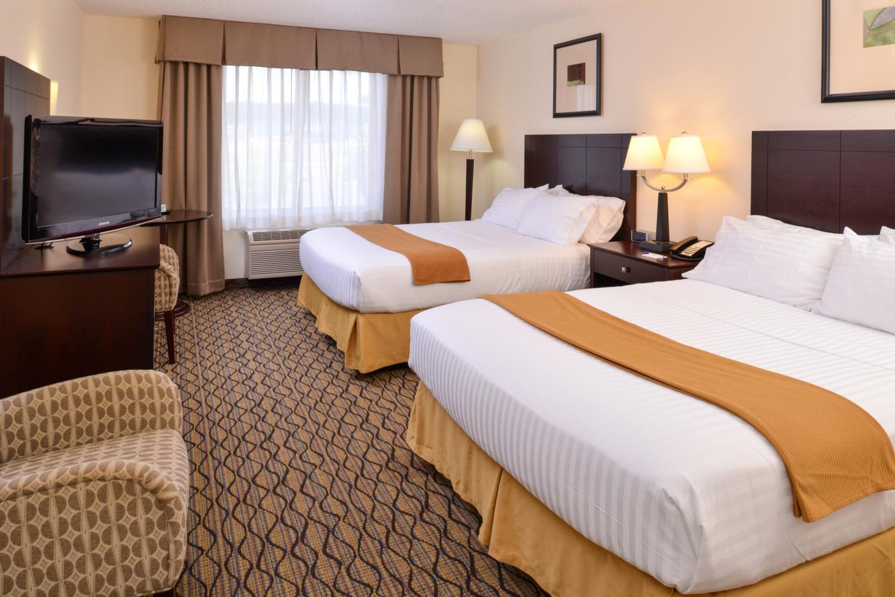 Standard Queen Room With Two Queen Beds - Photo 2