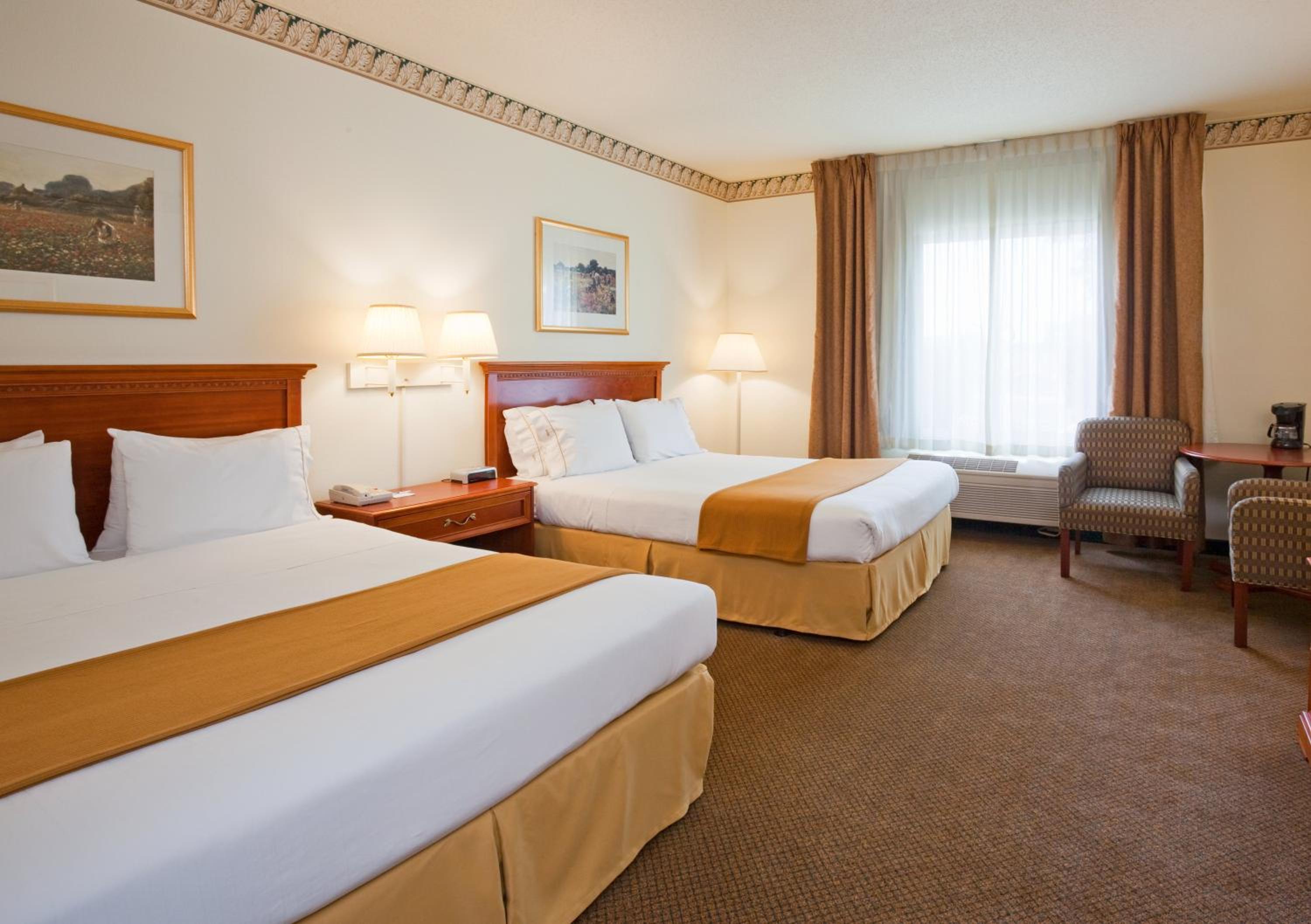 Standard Queen Room With Two Queen Beds - Photo 3