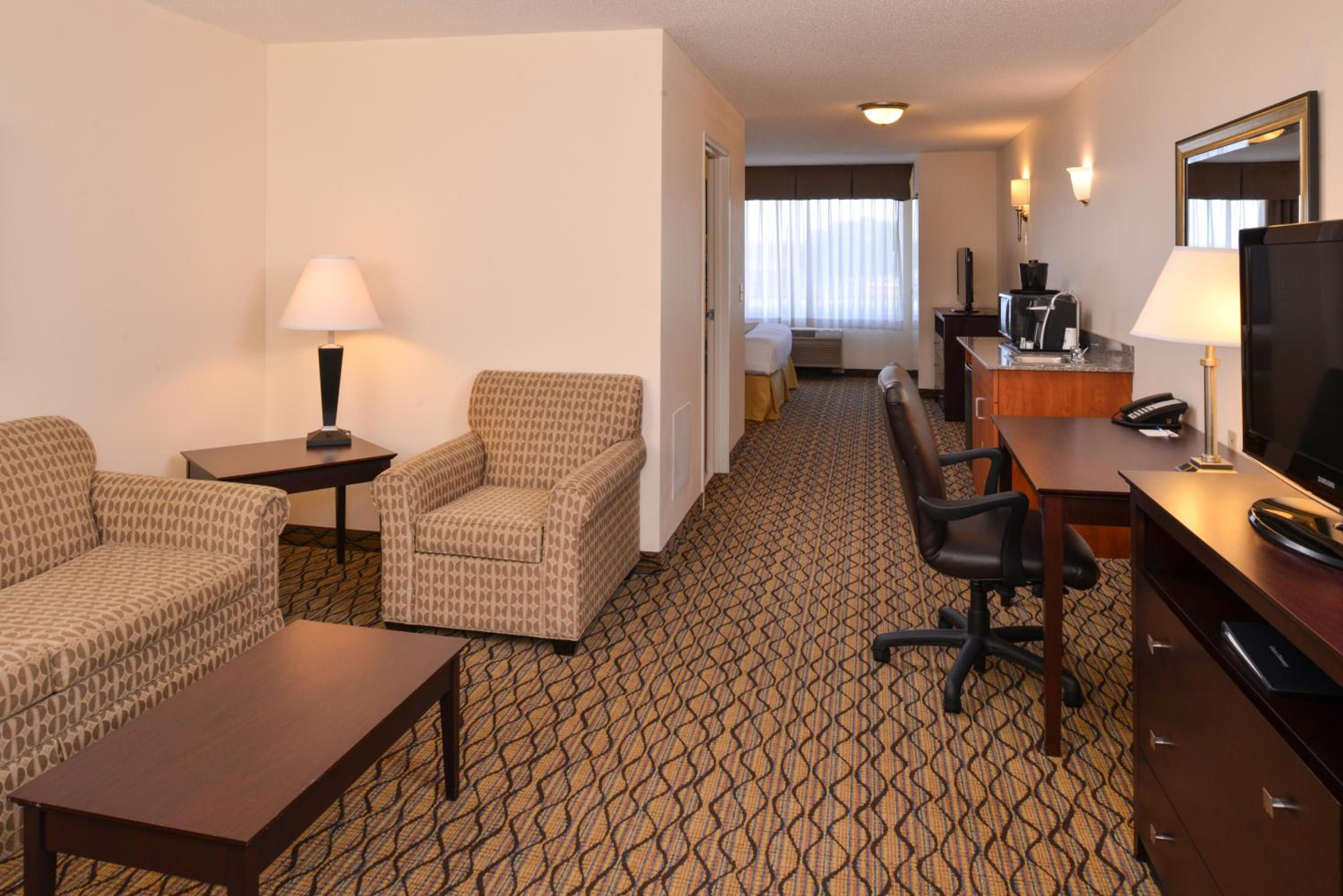 Standard King Room with Sofa Bed - Photo 3