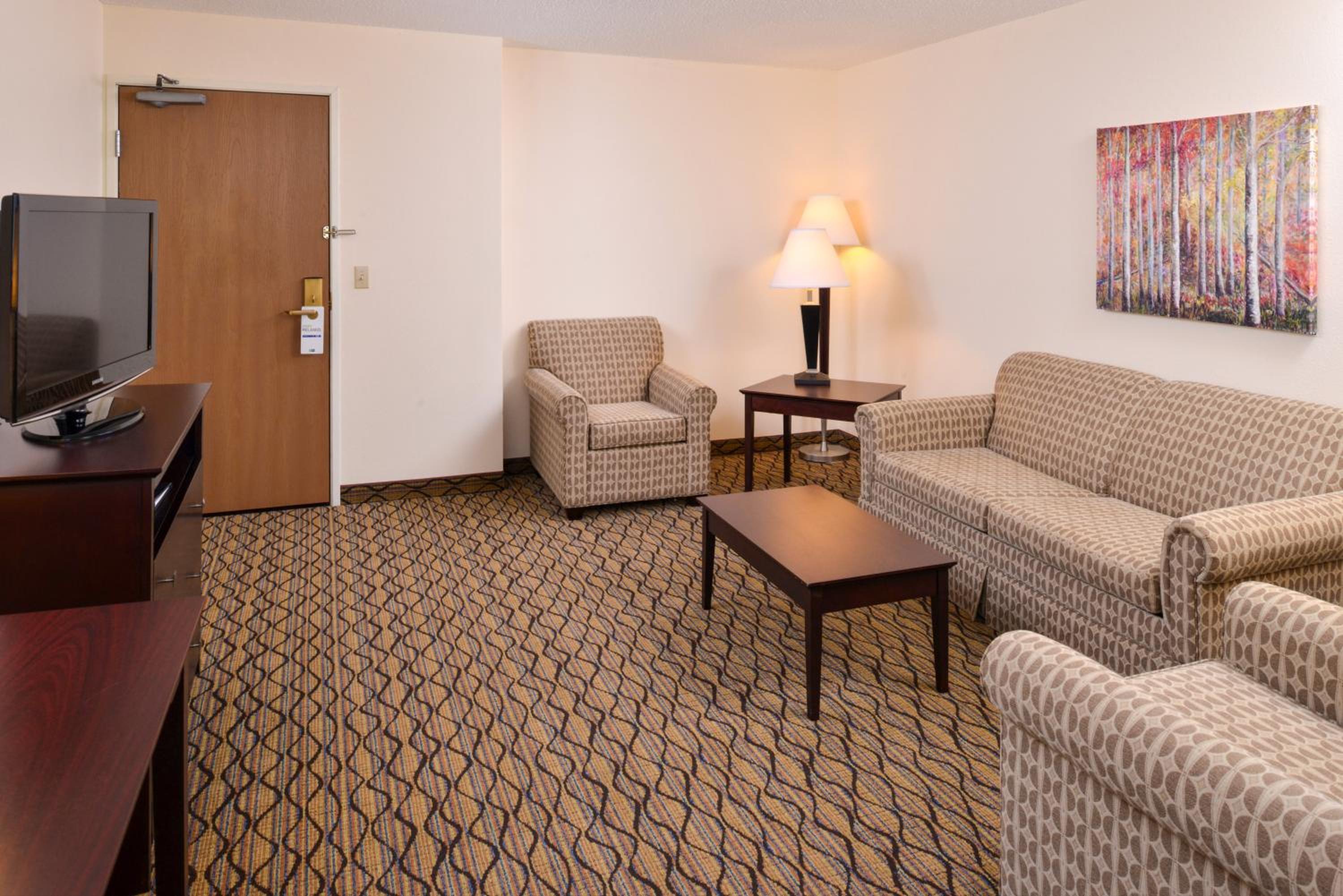 Standard King Room with Sofa Bed - Photo 8