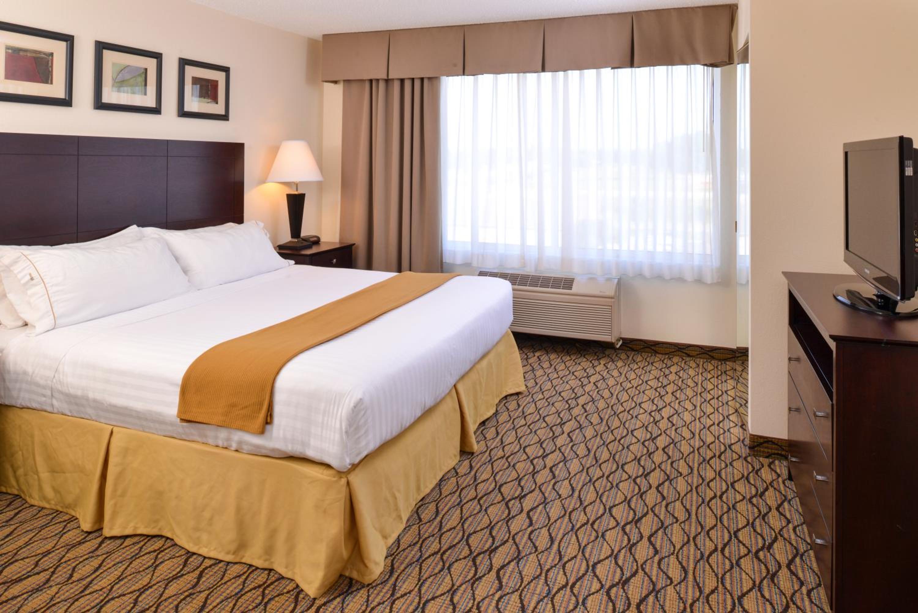 Standard King Room with Sofa Bed - Photo 4