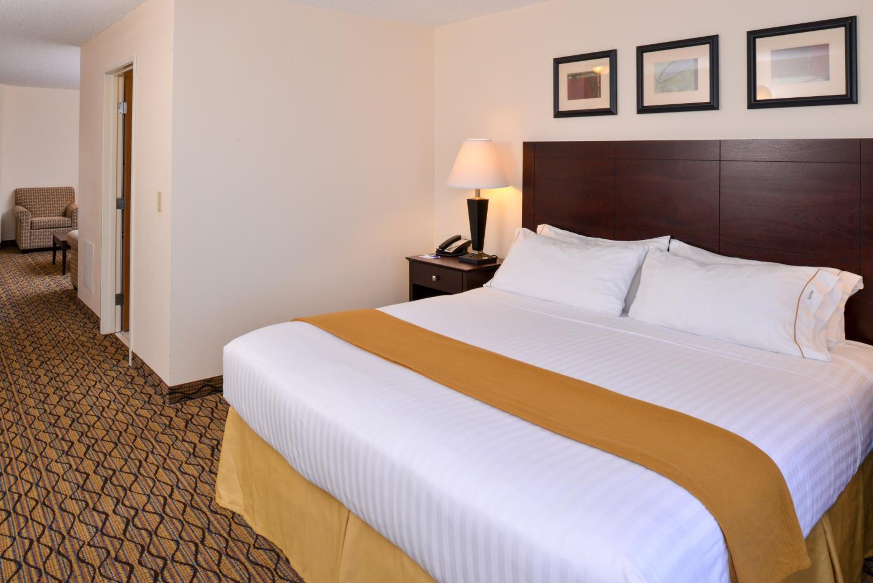 Standard King Room with Sofa Bed - Photo 7
