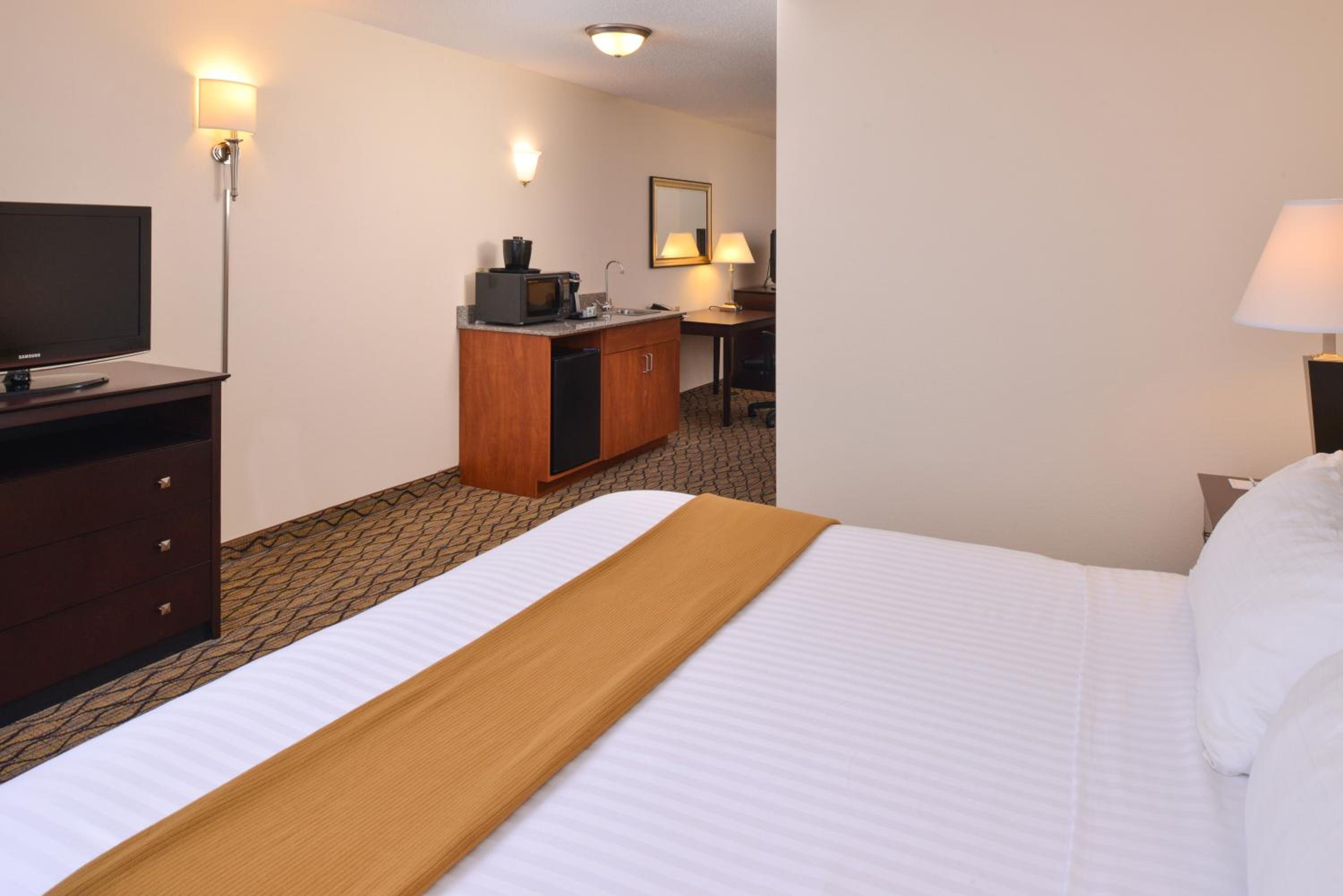 Standard King Room with Sofa Bed - Photo 5