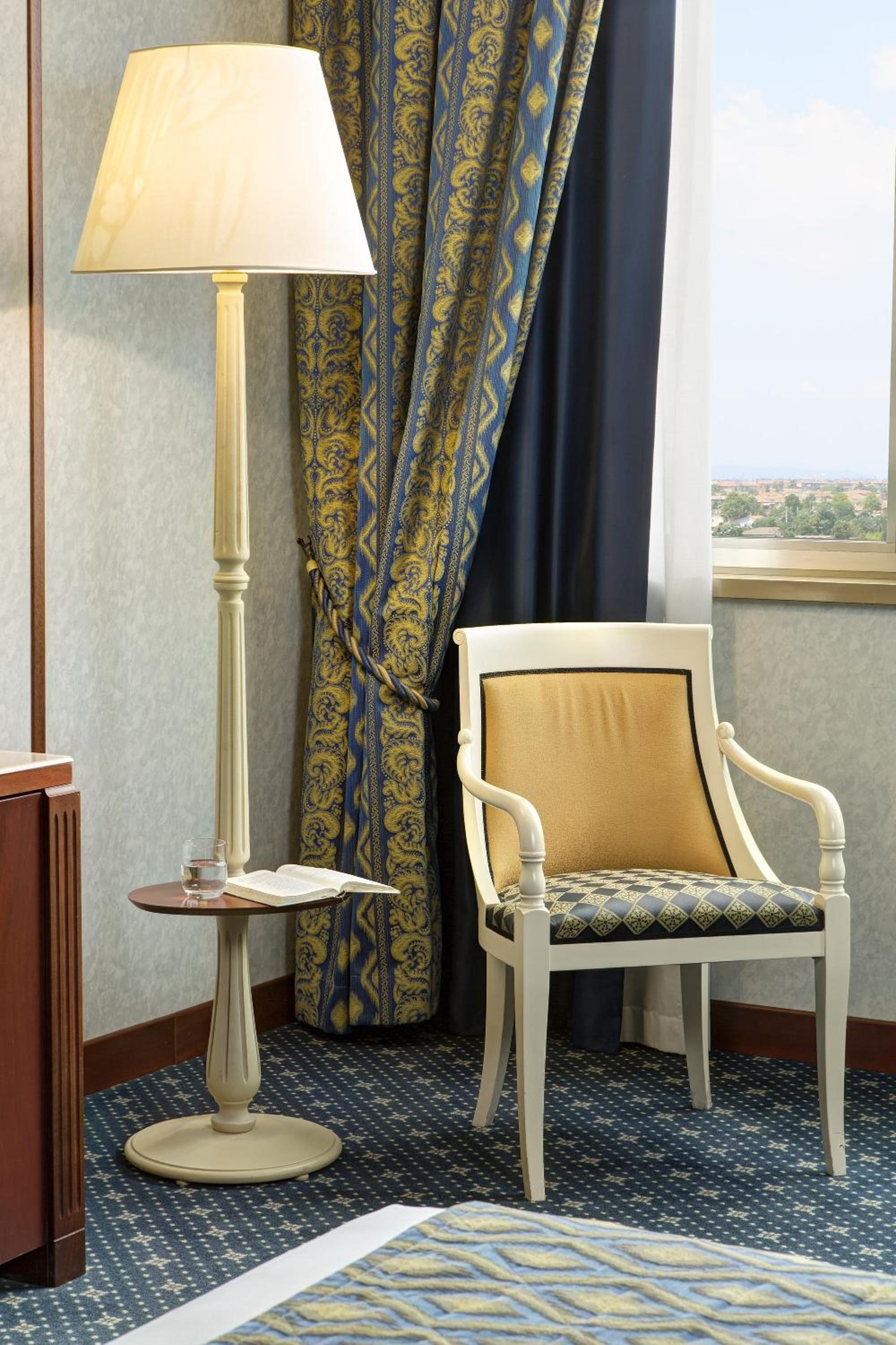 Triple Room with 1 King and 1 Single Bed - Photo 2