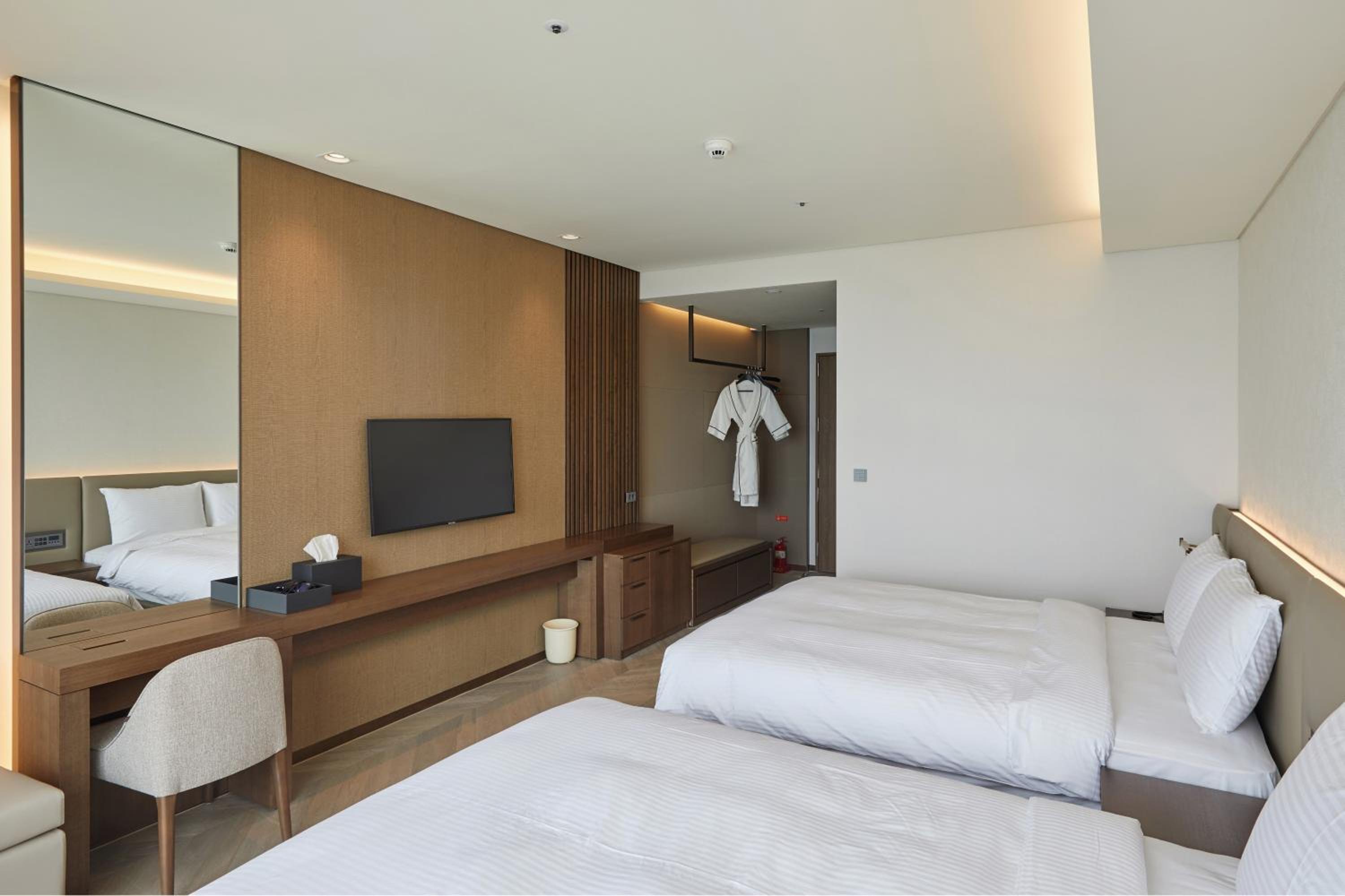 Hotel Superior - Family Twin Room (Without Kitchenette, Ocean View) With Infinity Pool Access For 2 Pax - Photo 2
