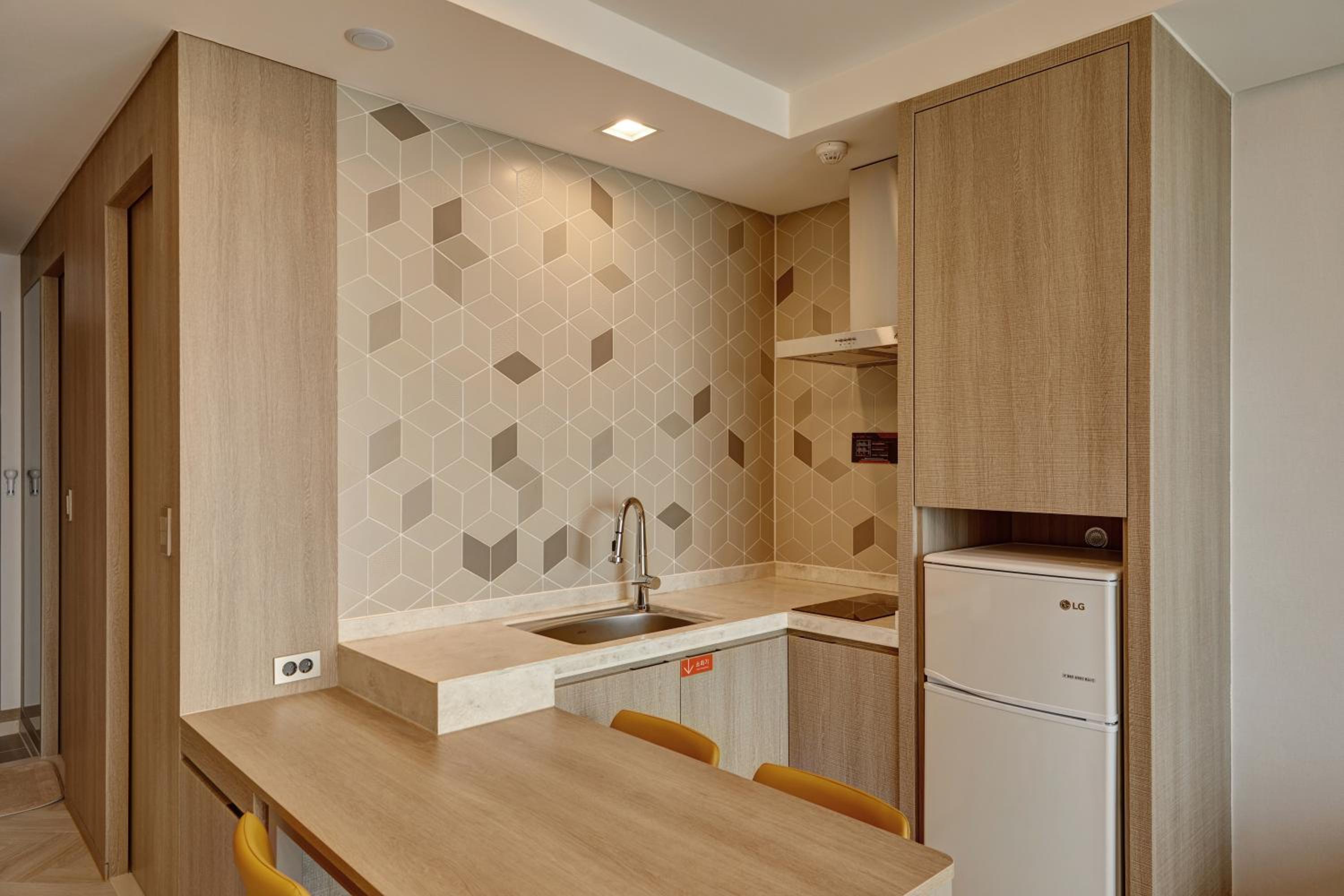 Resort Suite (With Kitchenette) - Photo 3
