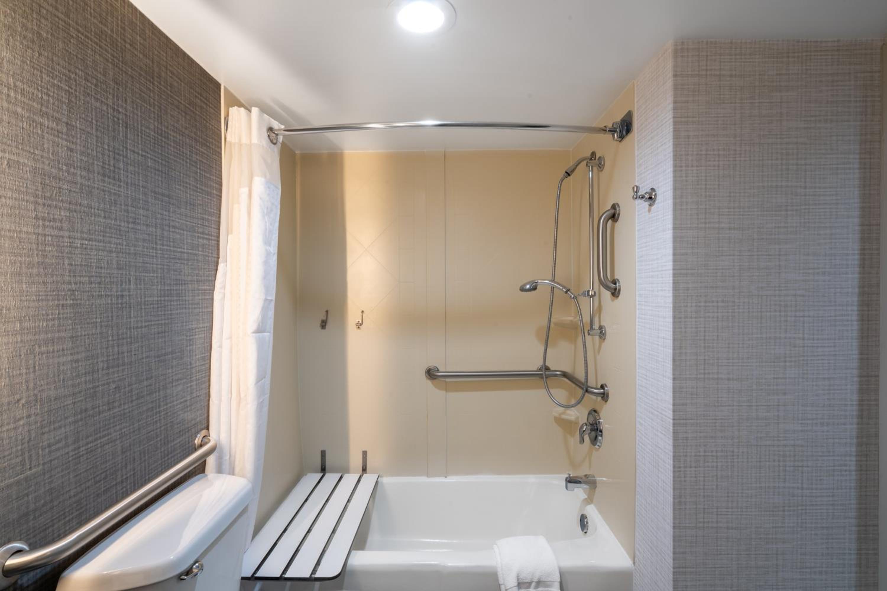 King Room - Mobility Access/Hearing Accessible - Photo 4