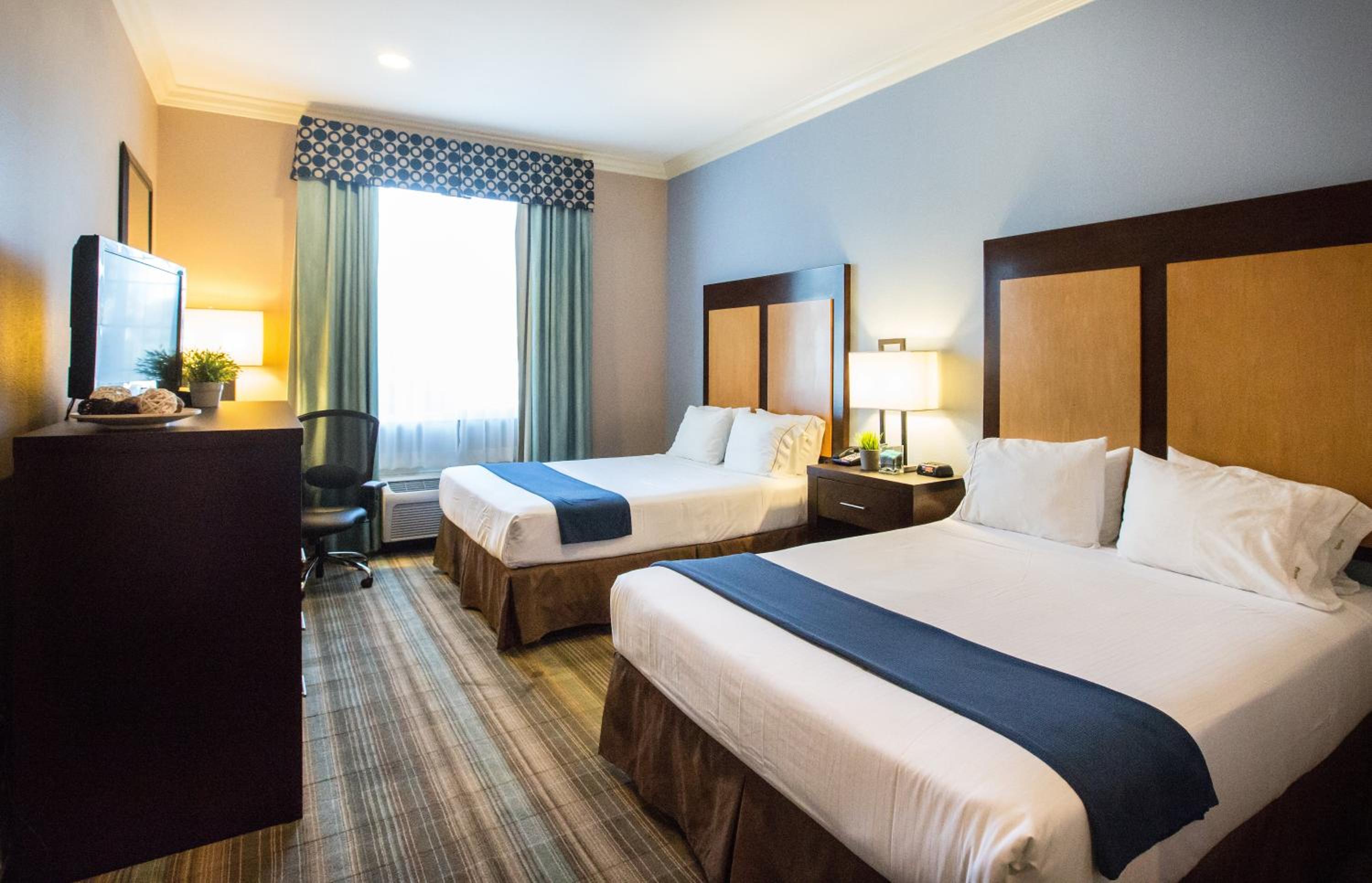 Standard Room with Two Queen Beds - Photo 3