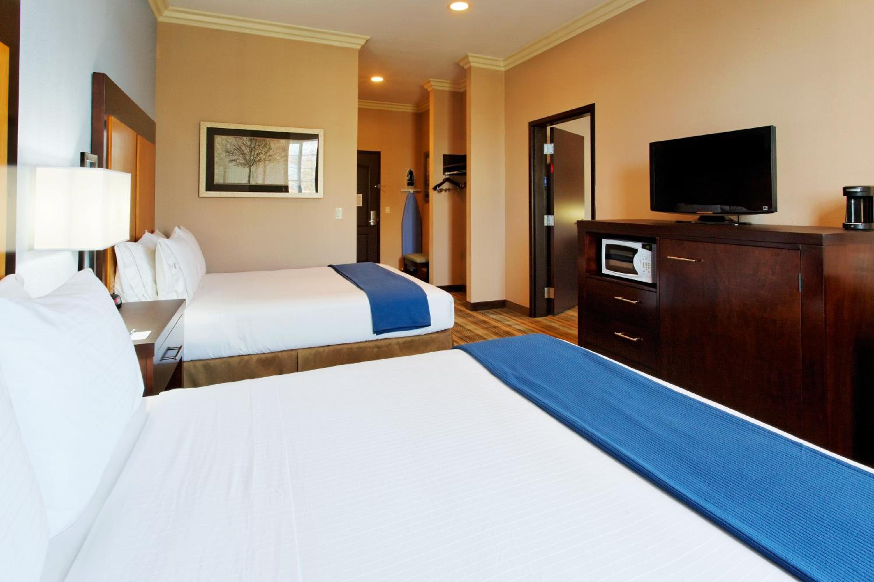 Standard Room with Two Queen Beds - Photo 1