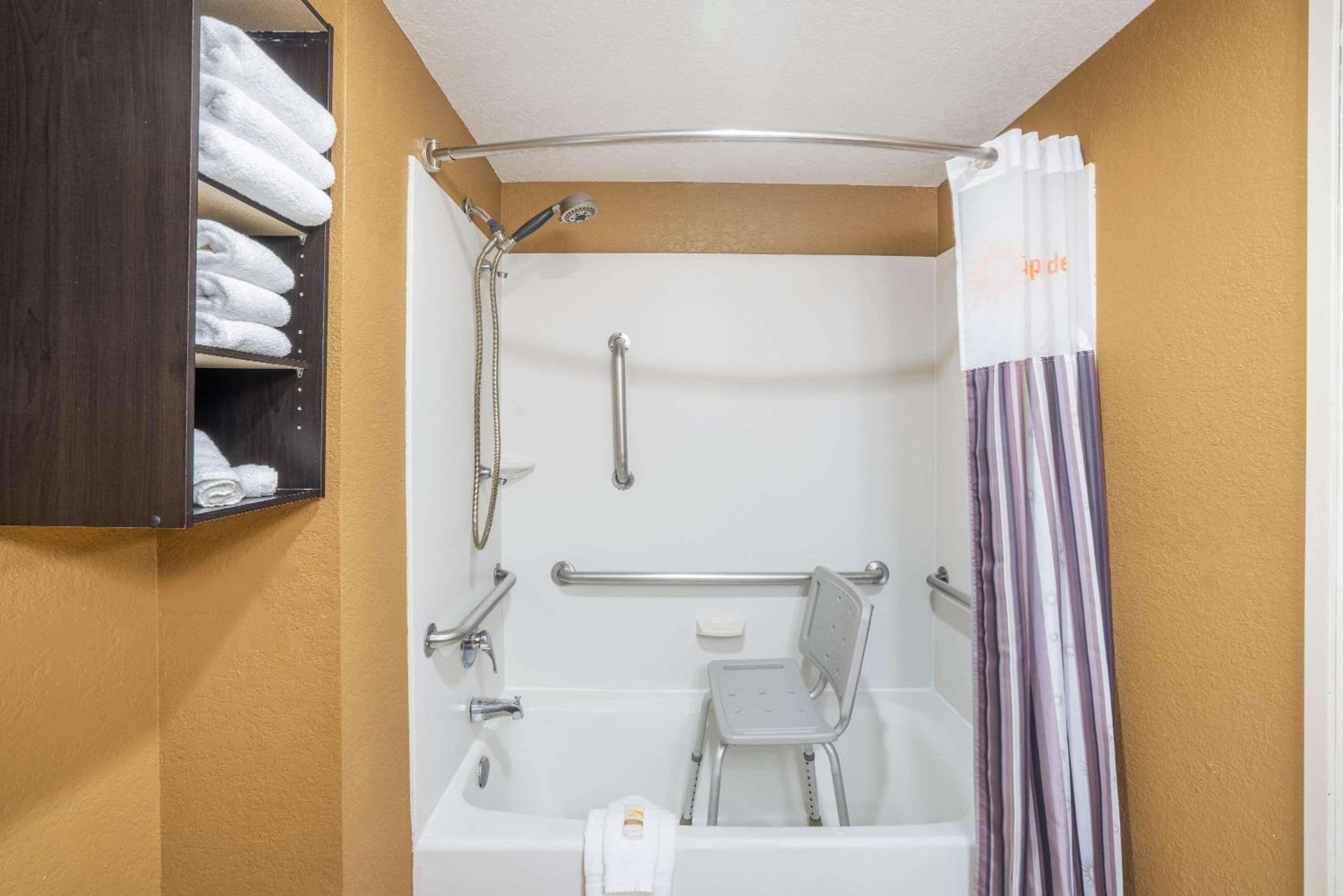 King Room with Roll-In Shower - Mobility/Hearing Accessible - Non-Smoking - Photo 5