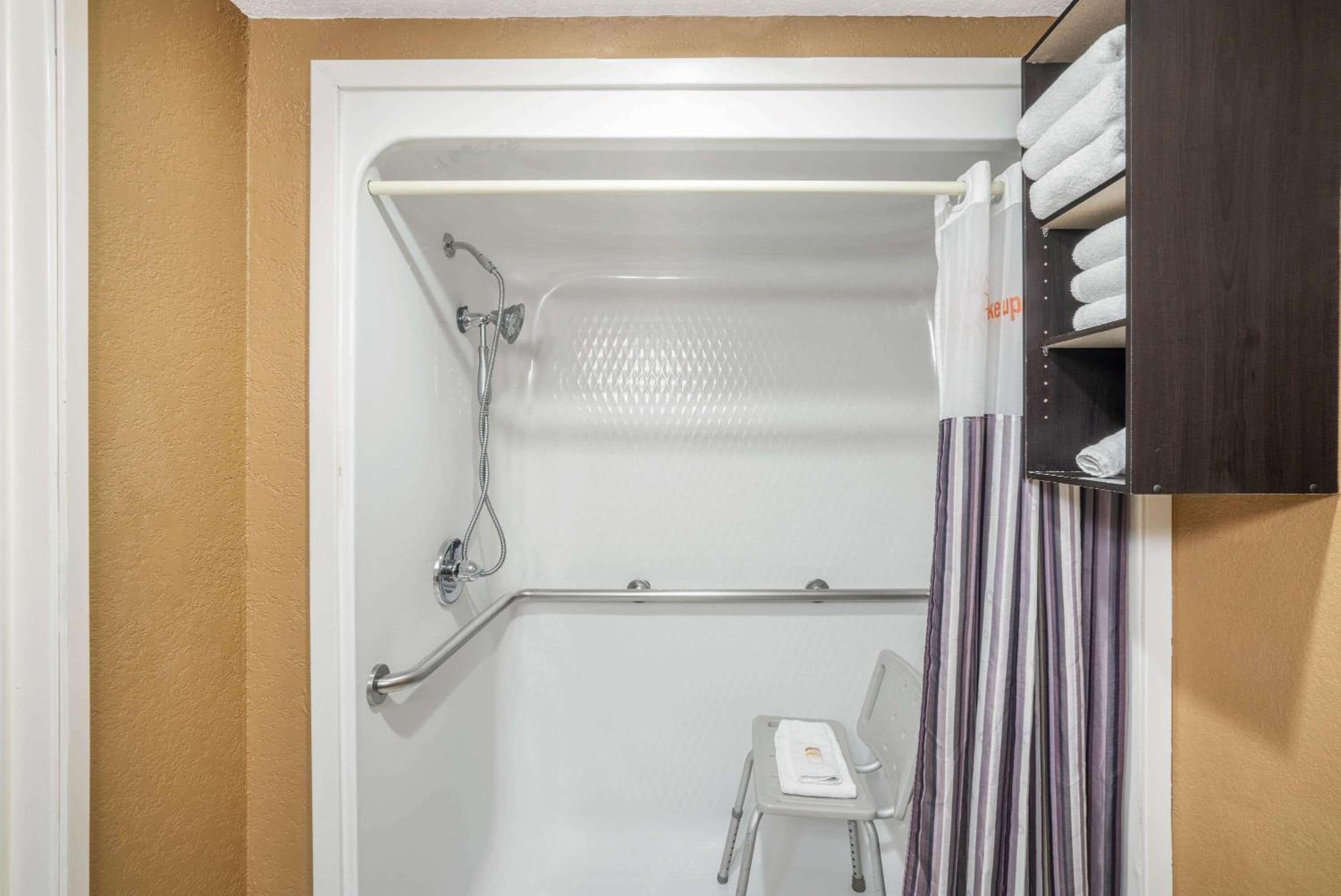King Room with Roll-In Shower - Mobility/Hearing Accessible - Non-Smoking - Photo 4