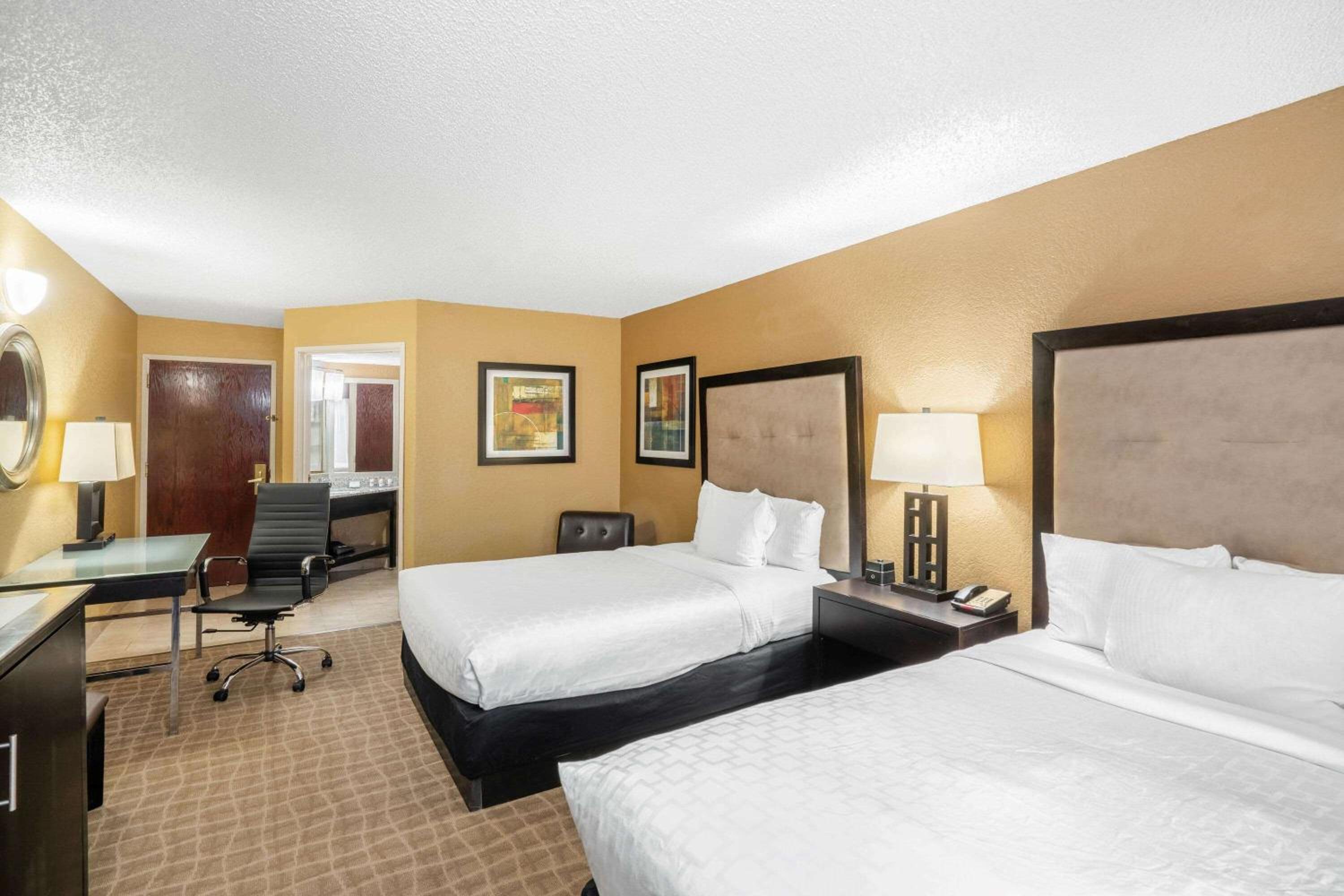 Room with Two Double Beds - Photo 4