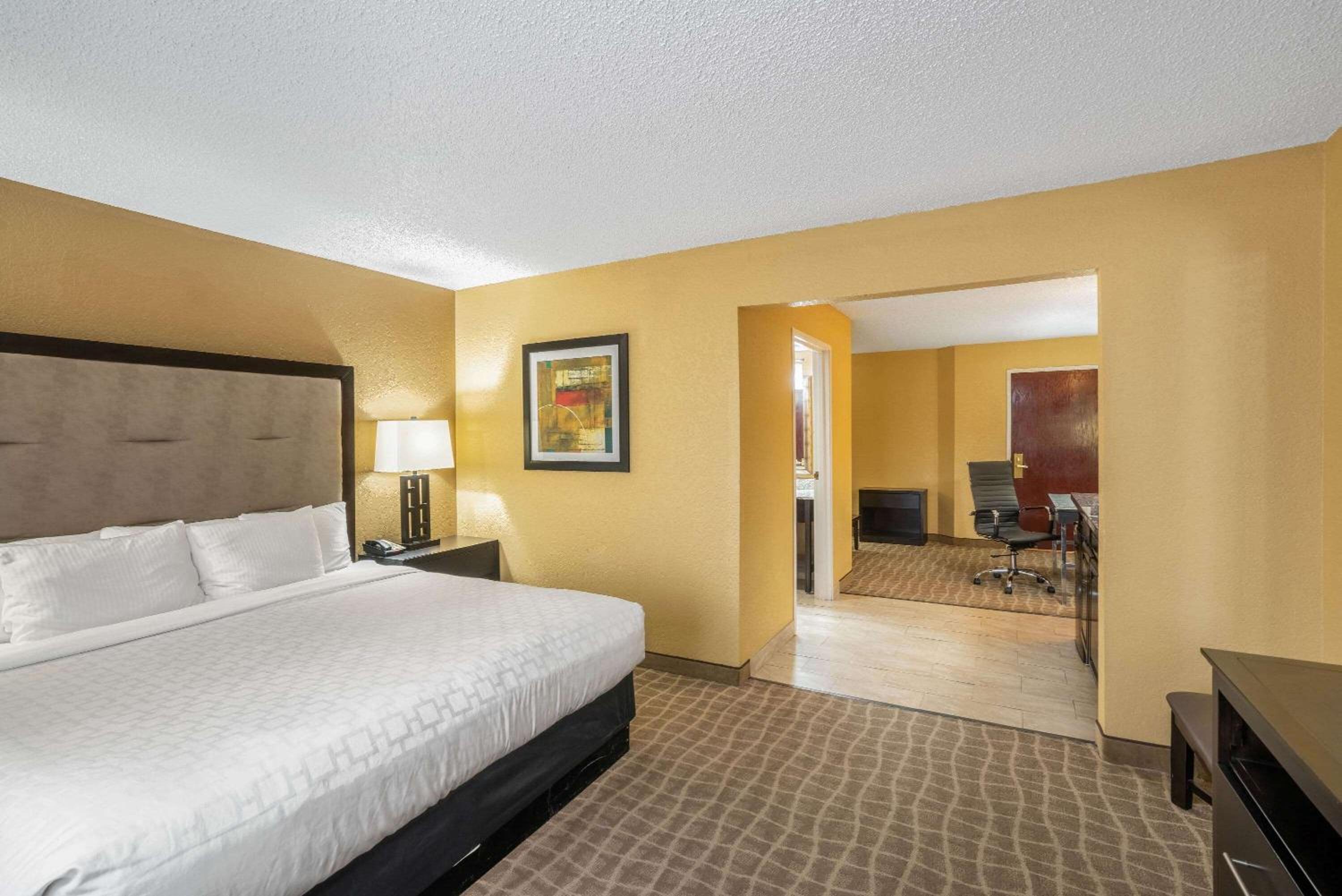 King Suite - Non-Smoking - Photo 2