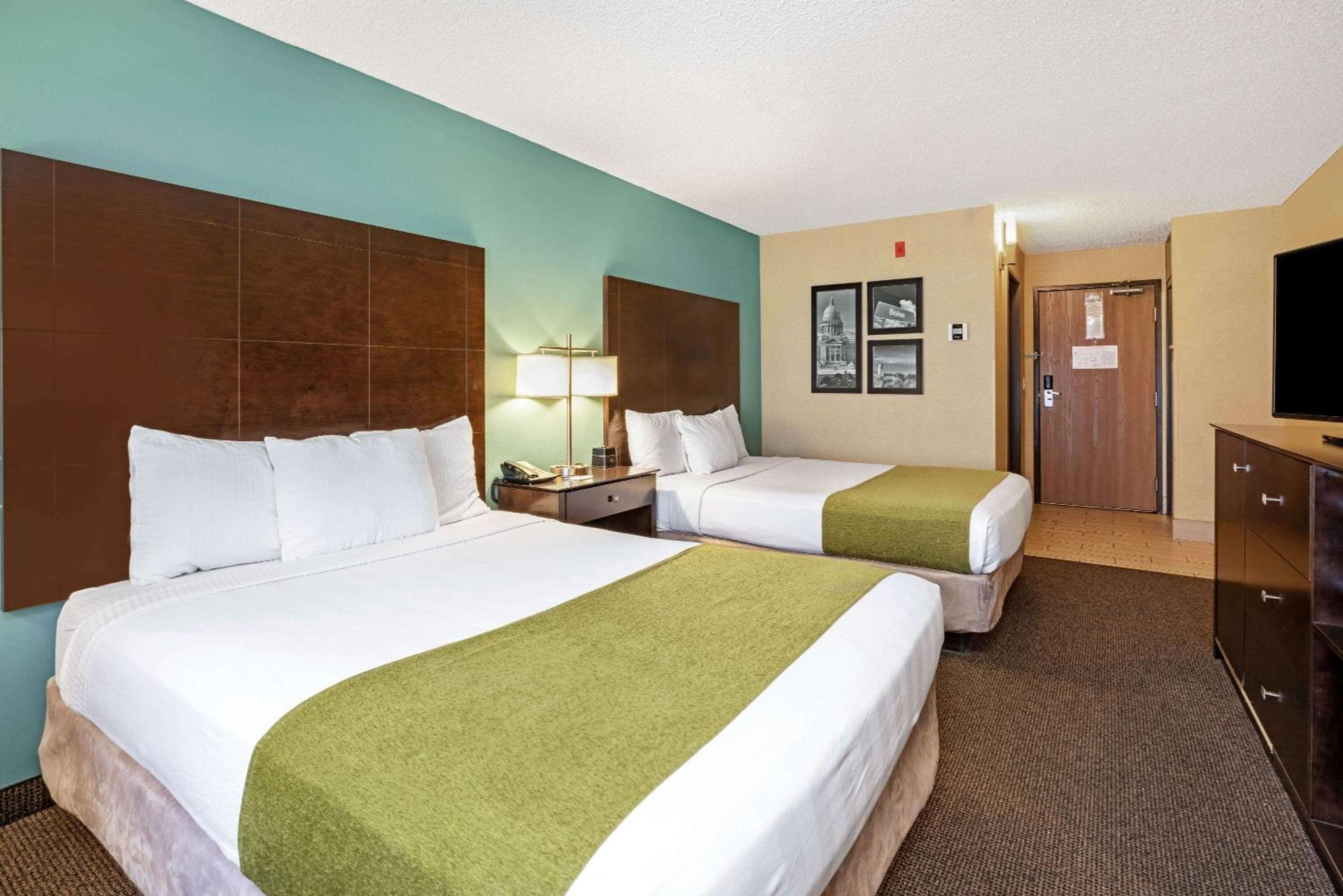 Queen Room with Two Queen Beds - Photo 2