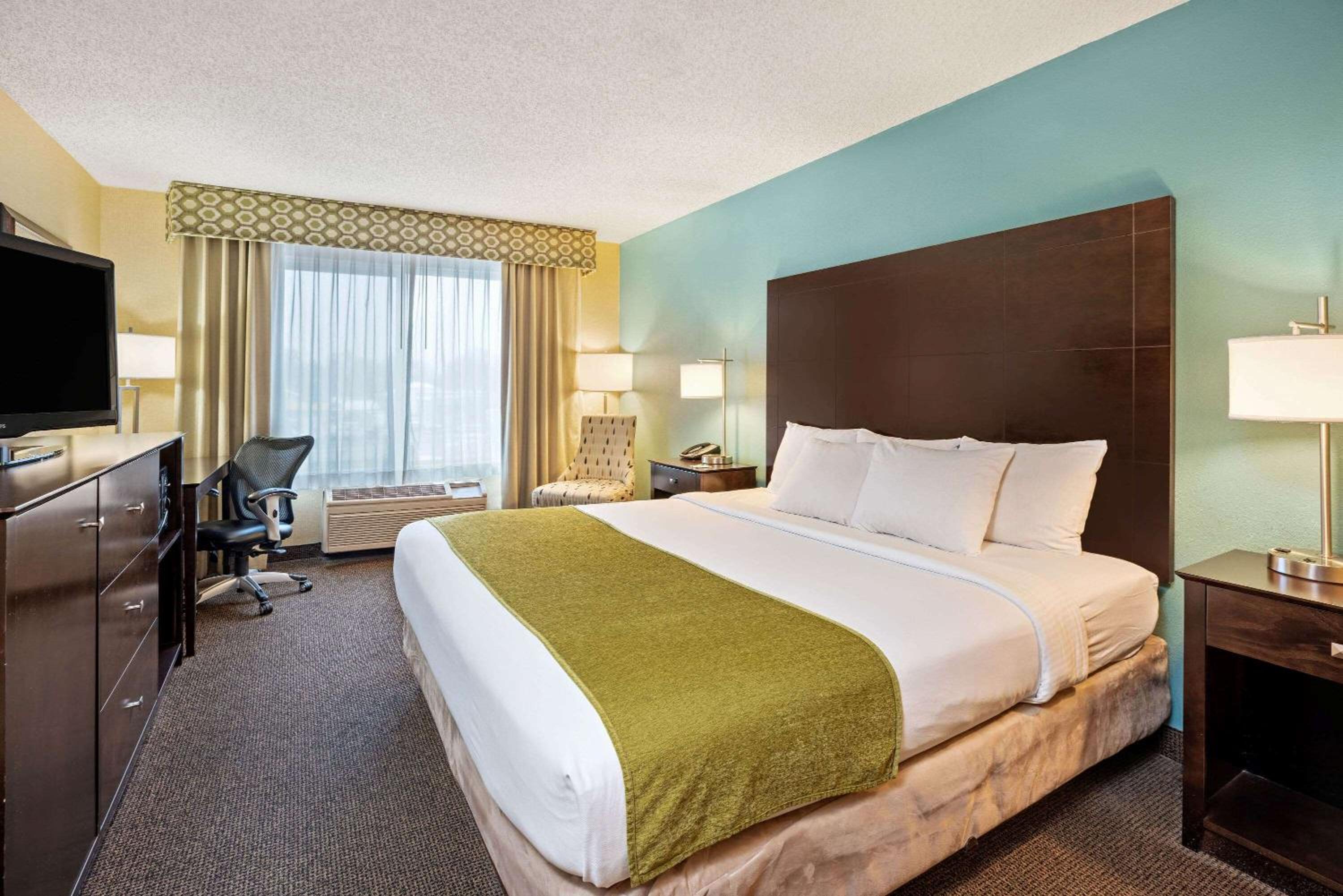 King Room - Hearing Accessible/Non-Smoking - Photo 2