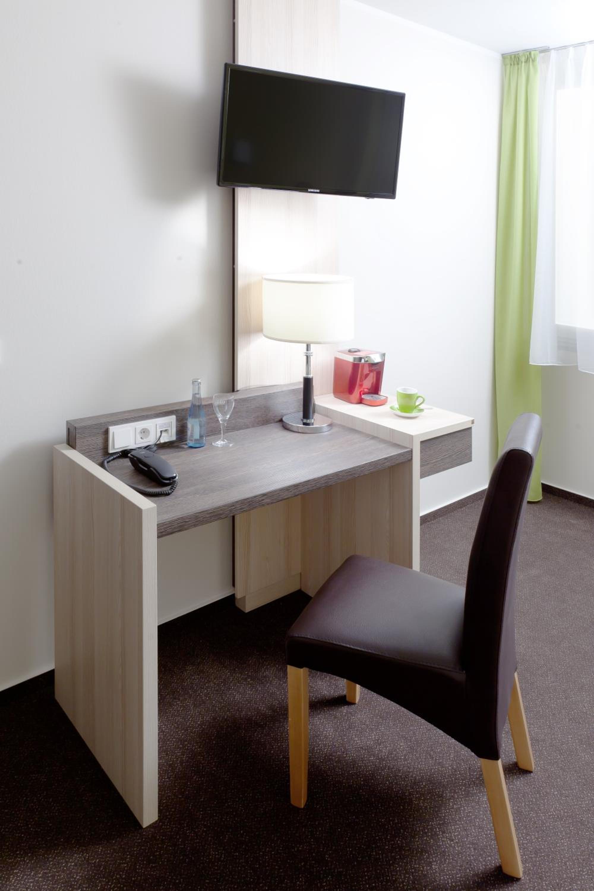 Standard Queen Room - Photo 6