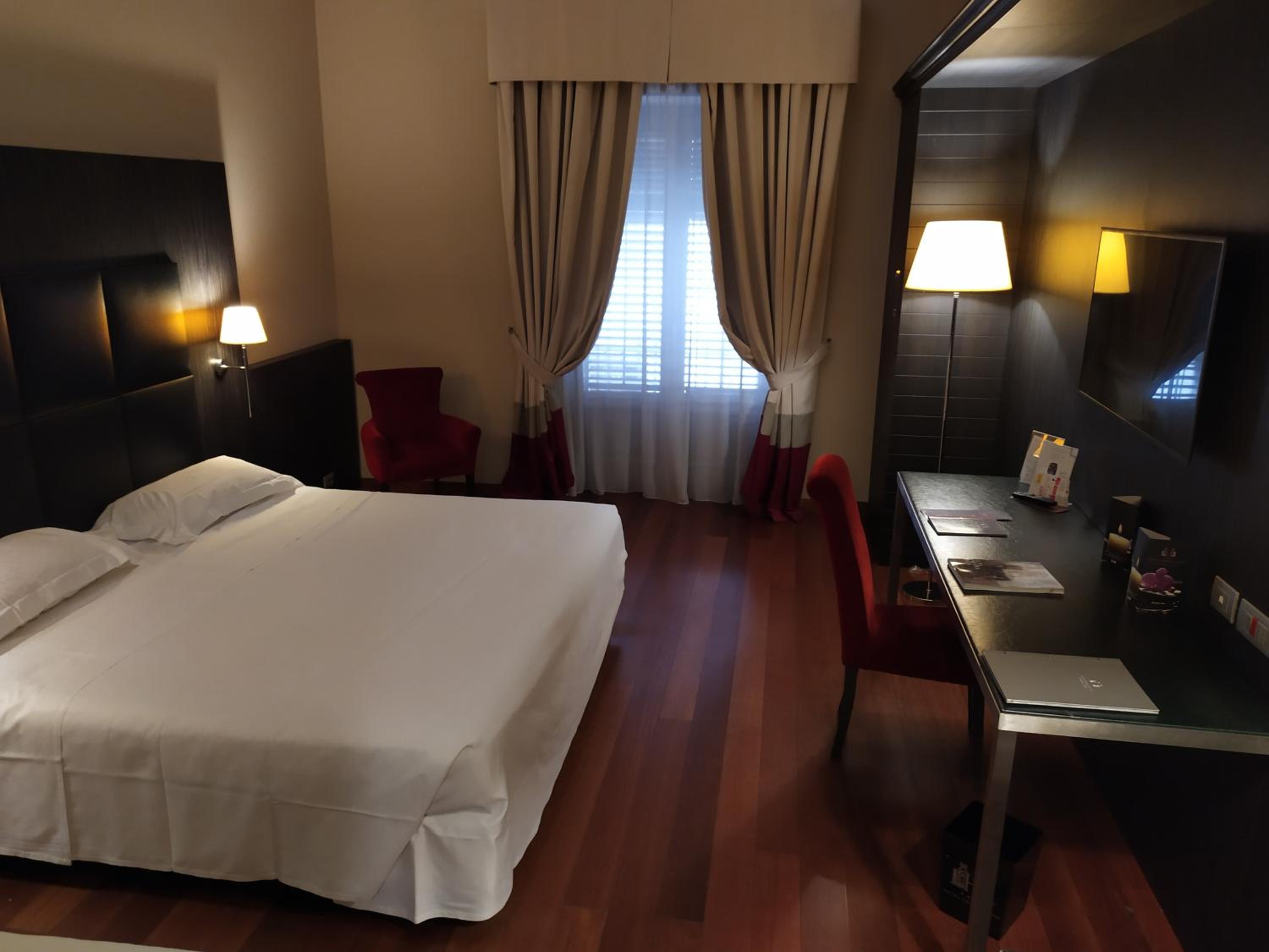 Superior Double or Twin Room - Photo 10