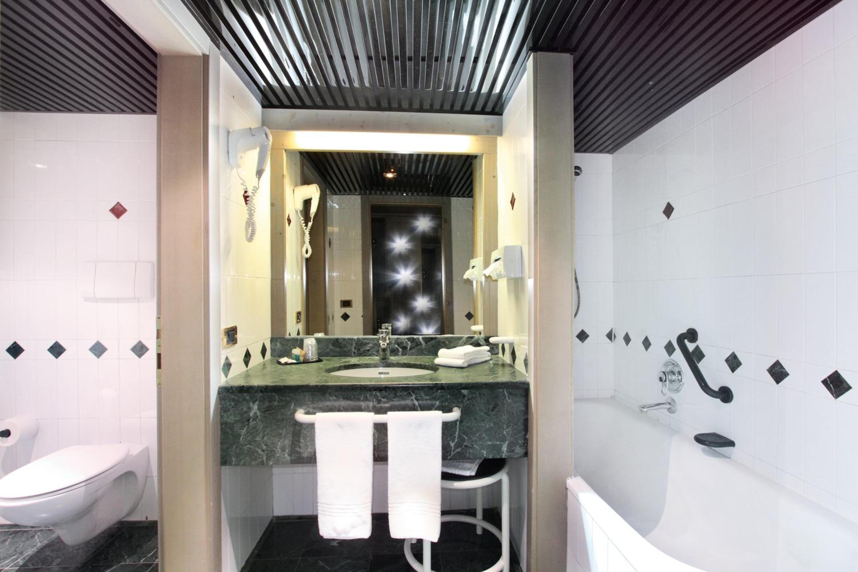 Quadruple Room with Balcony - Photo 9