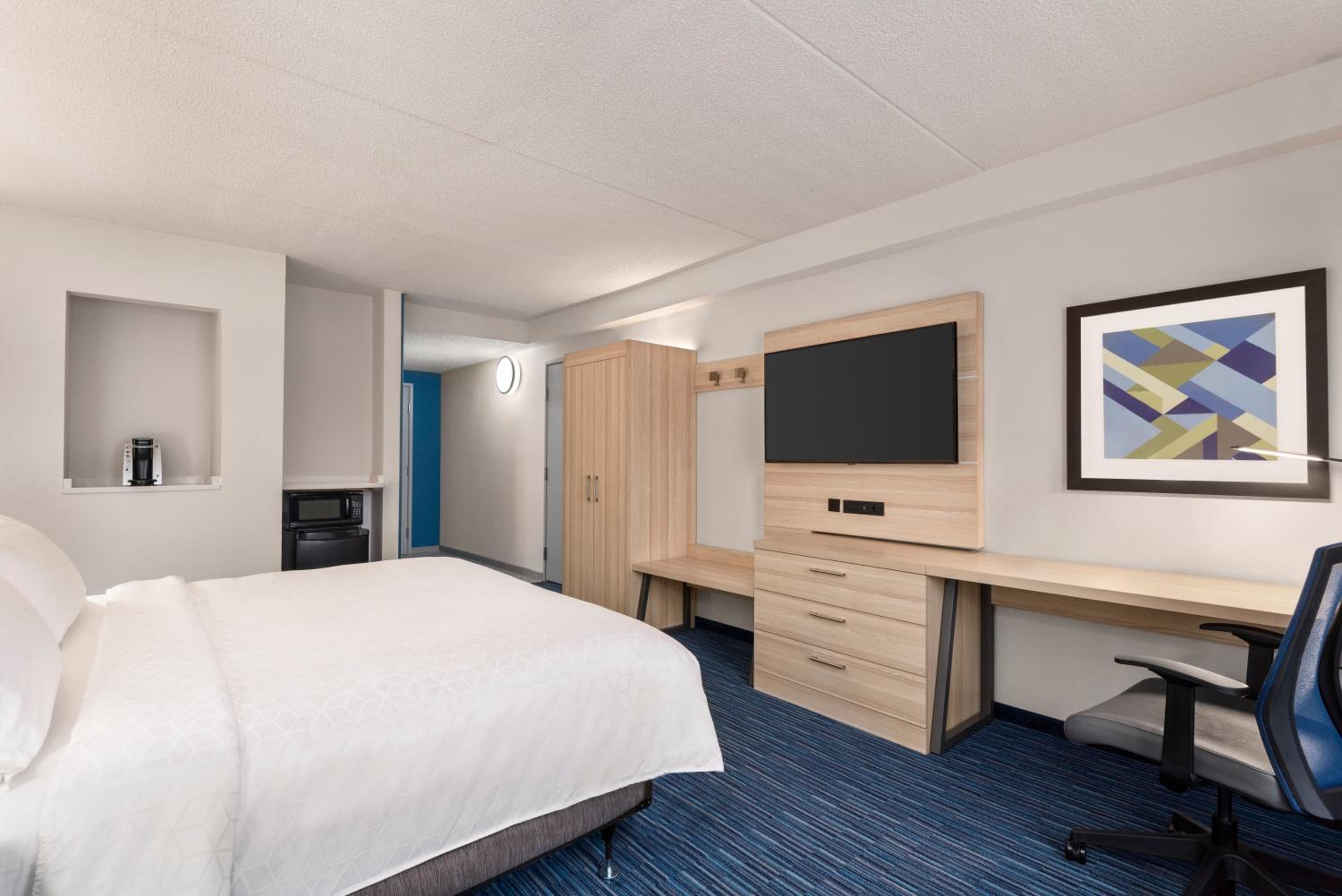 Standard King Room - Photo 9