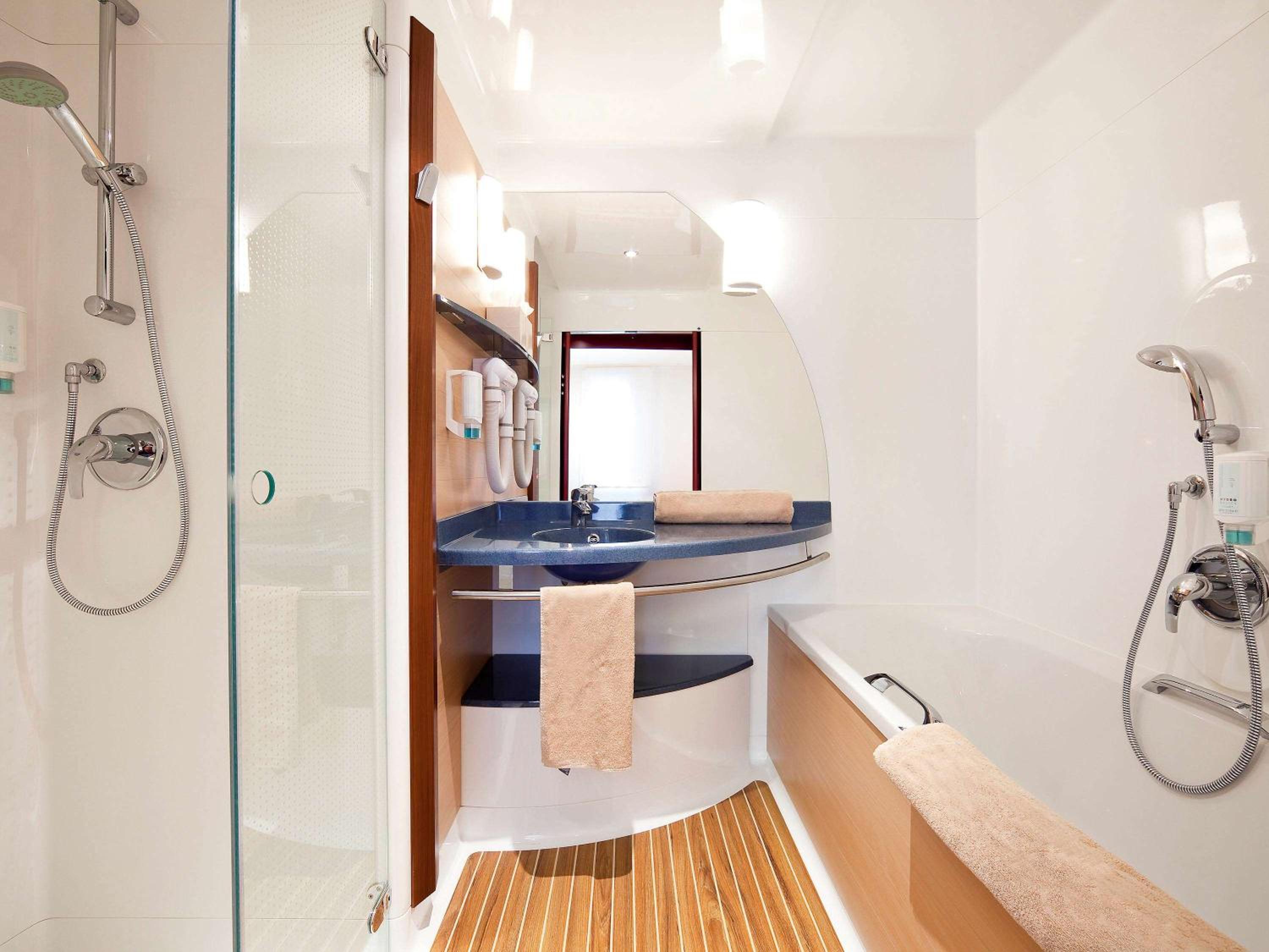 Superior Suite with queen bed and a single bed  - Photo 3