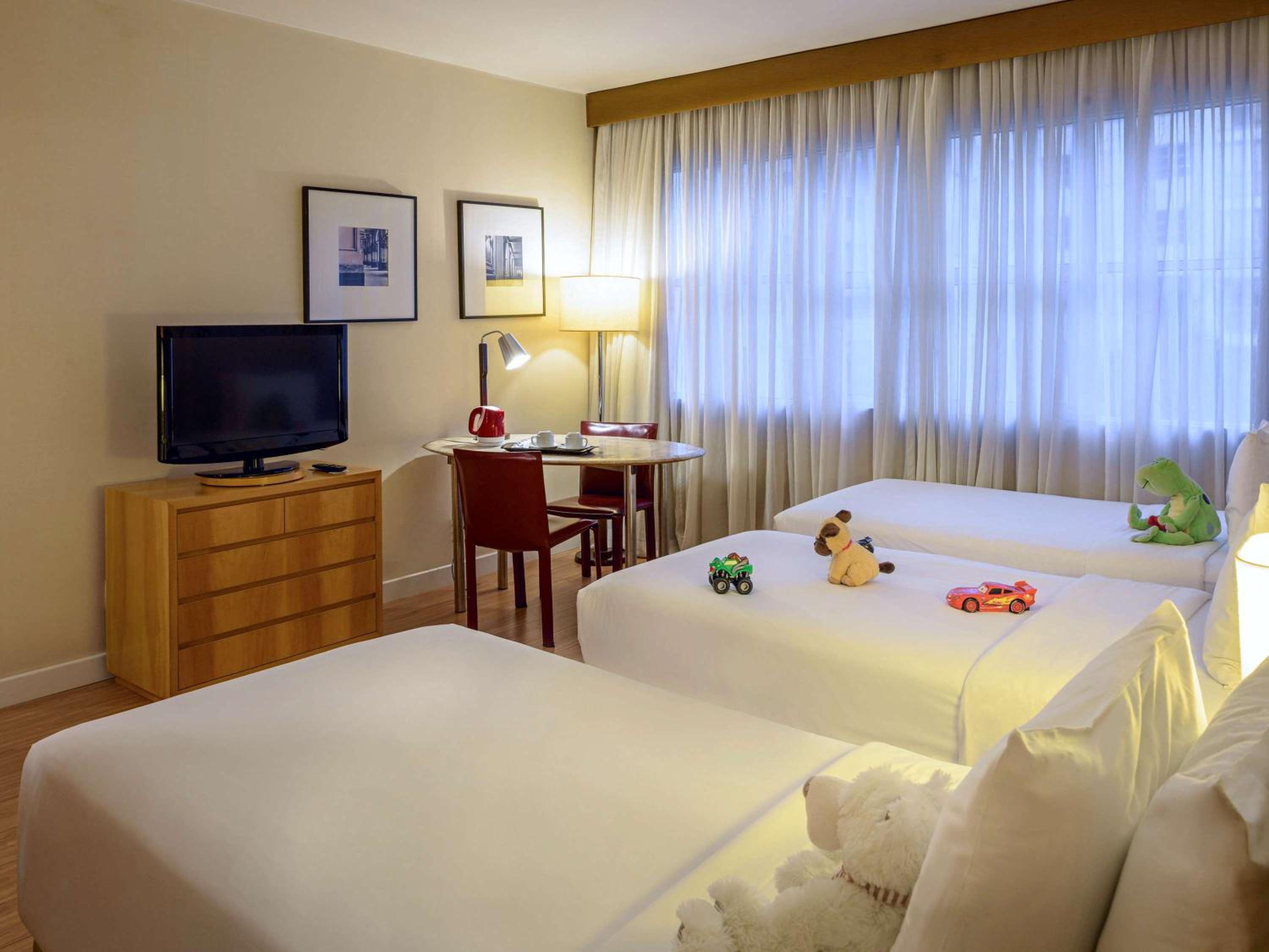 Standard Room With Three Single Beds - Photo 5