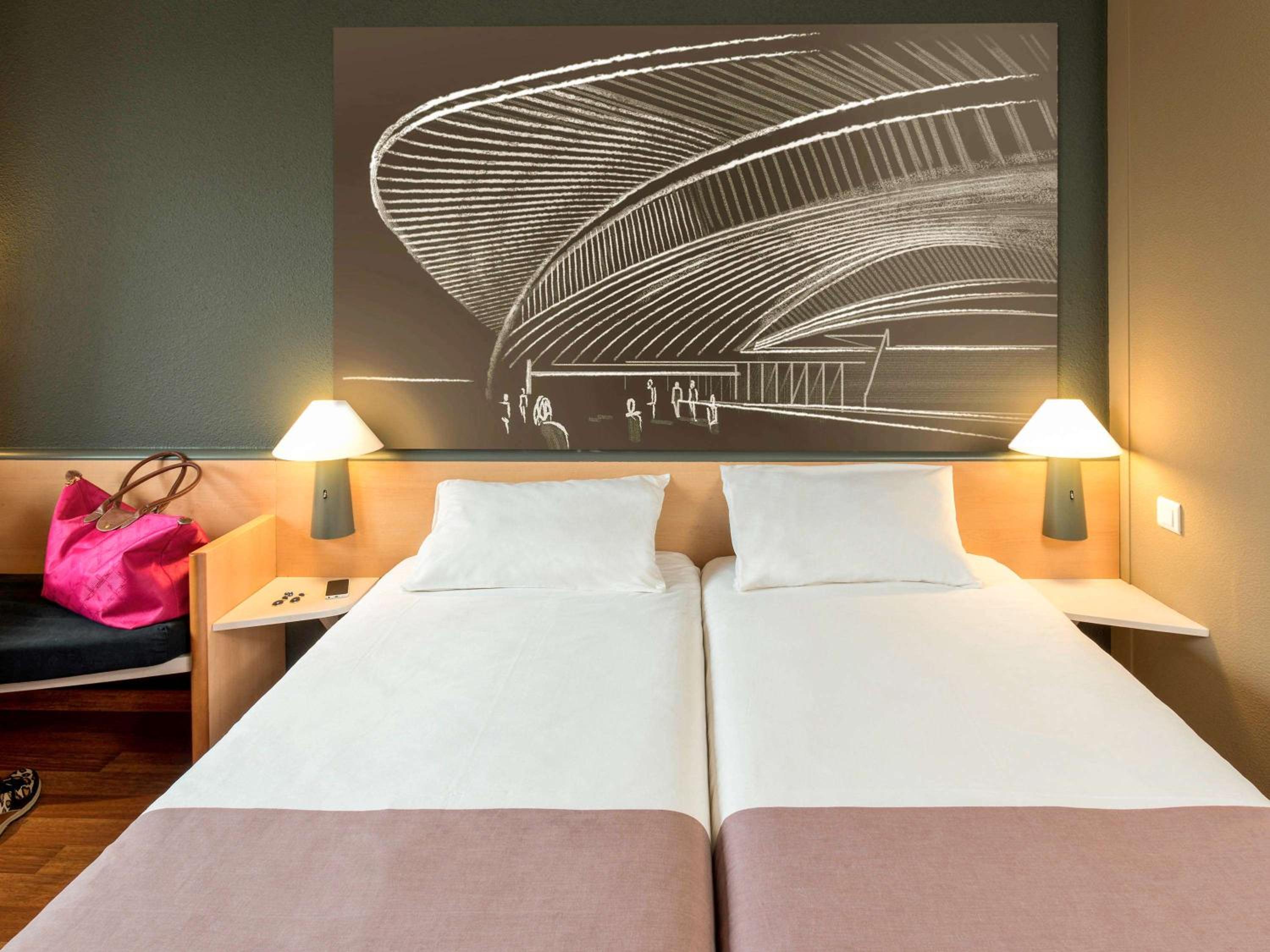 Room with 3 Single Beds - Photo 1