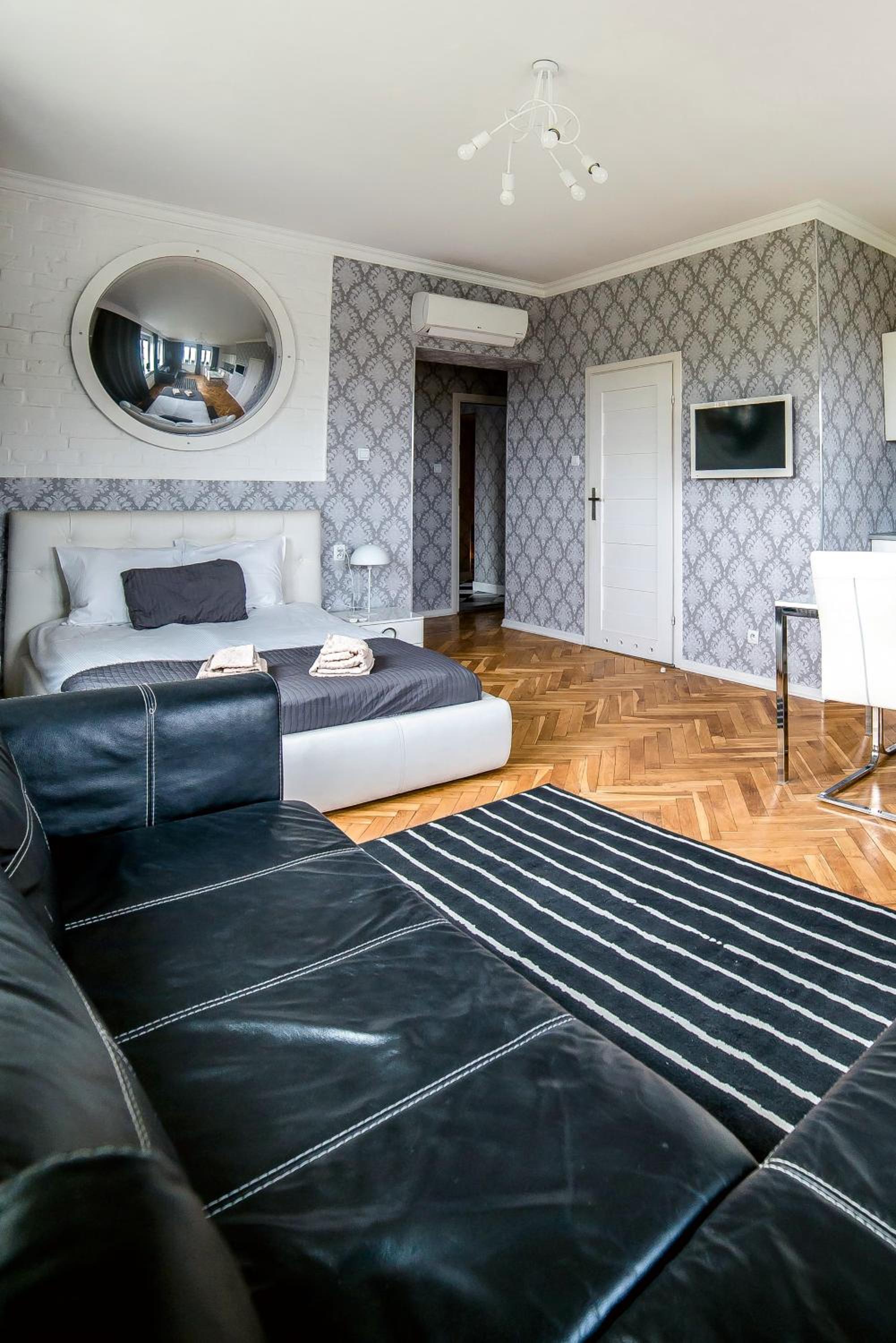 Deluxe Apartment with City View and Jacuzzi - Photo 5