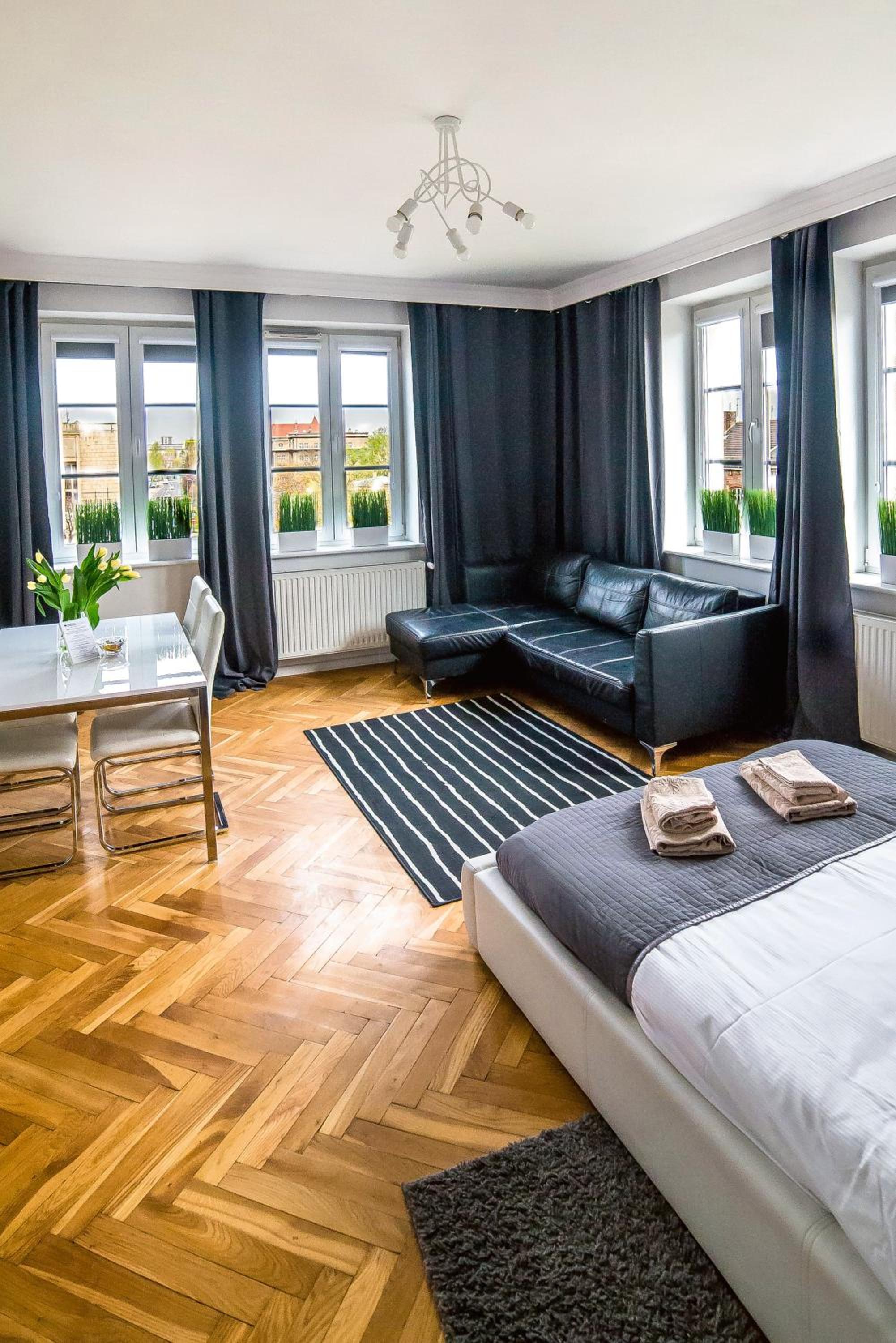 Deluxe Apartment with City View and Jacuzzi - Photo 1