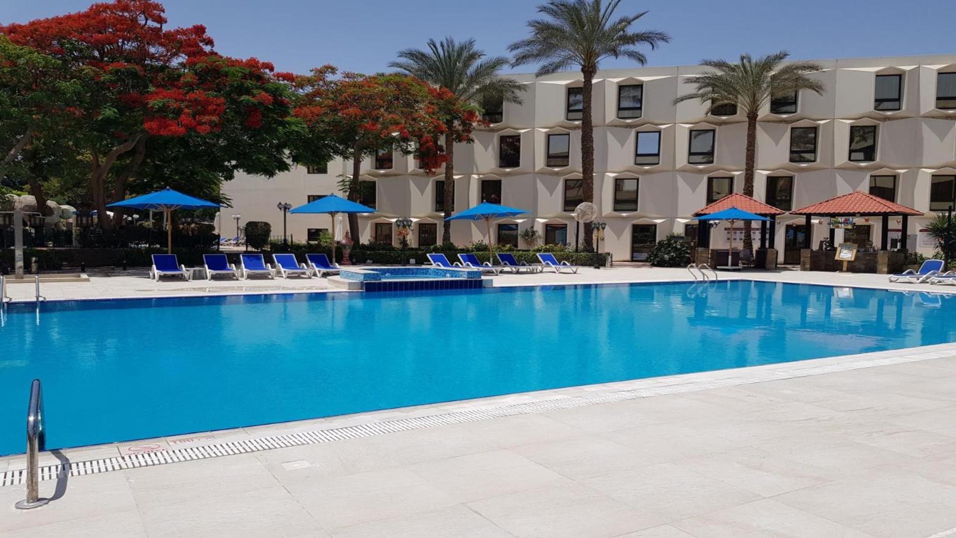 Queen Room with Pool View thumbnail 5
