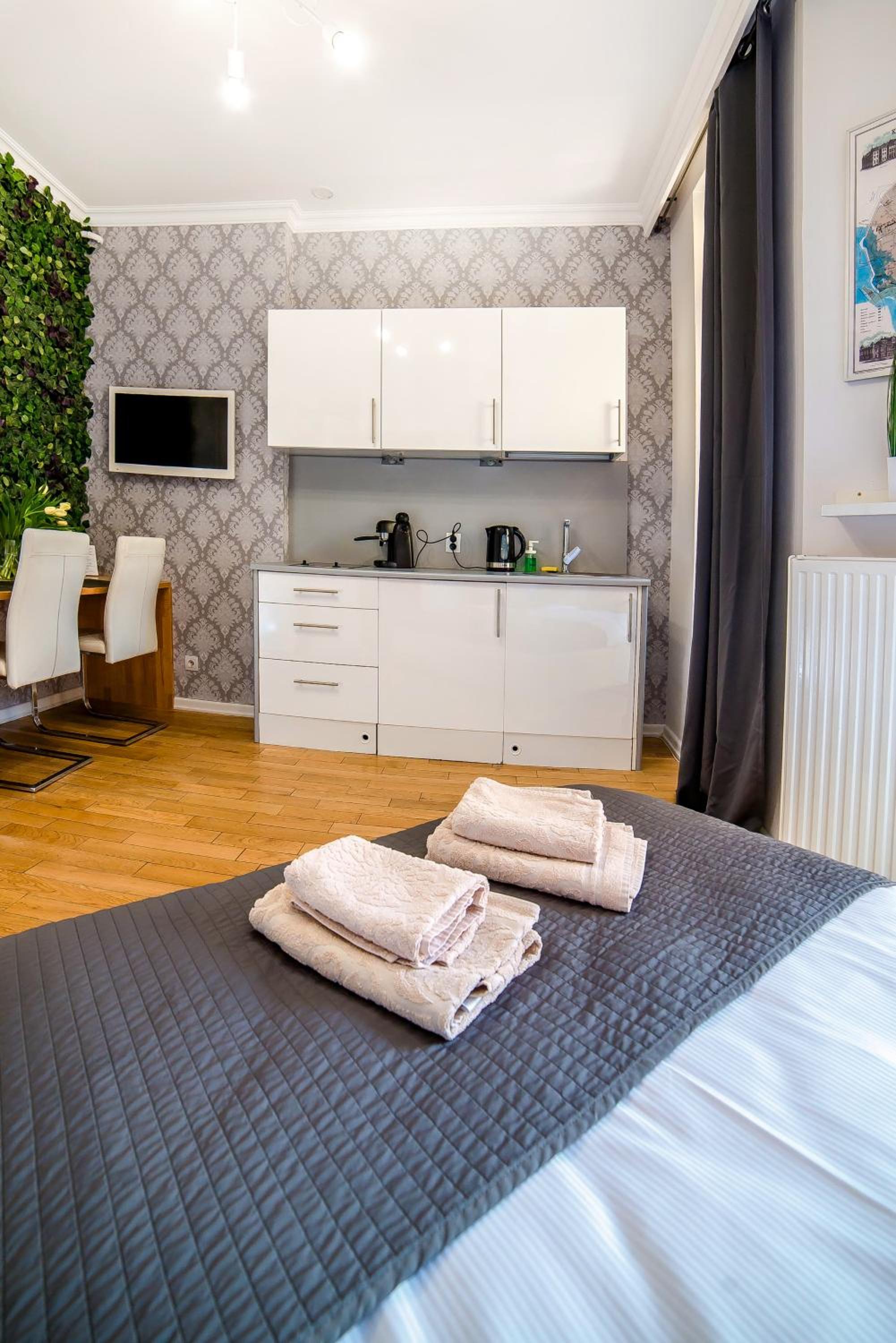 Studio Apartment with Balcony and Jacuzzi - Photo 2
