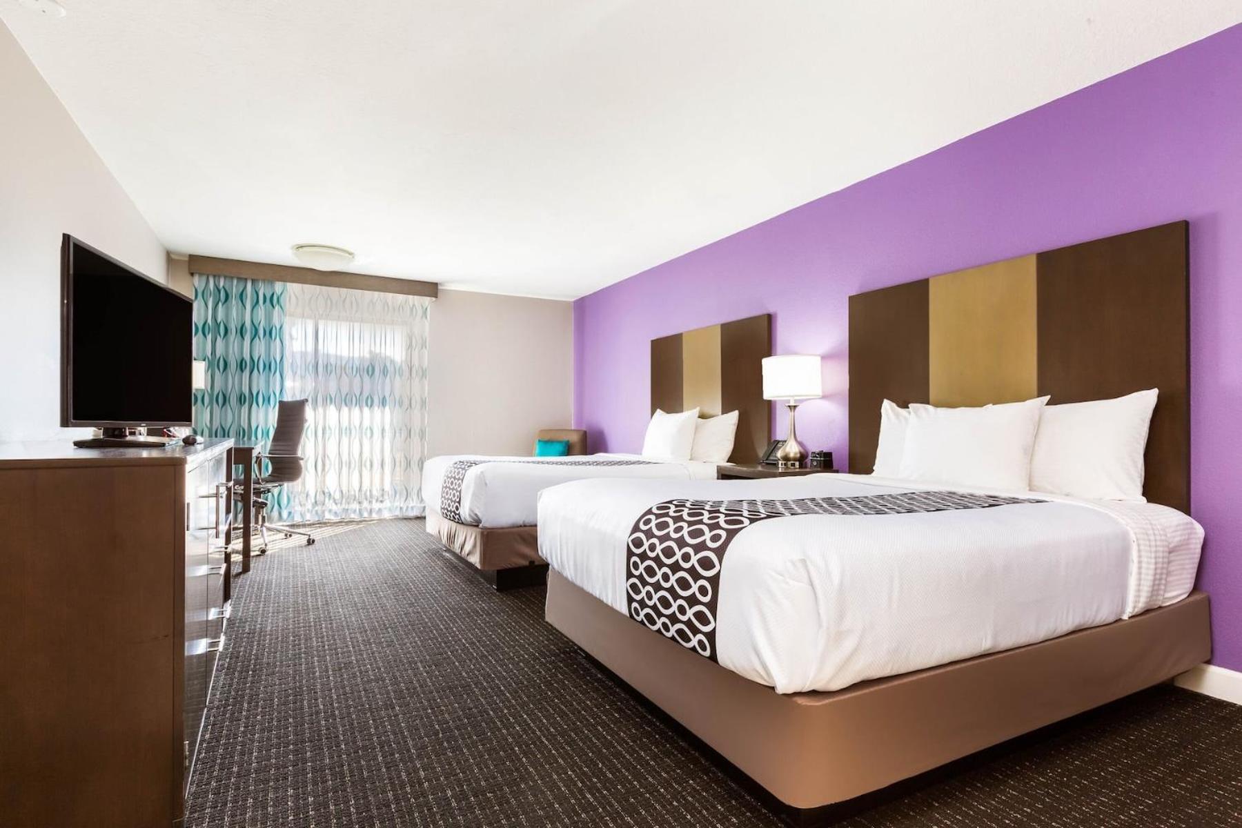 Queen Room with Two Queen Beds - Photo 4