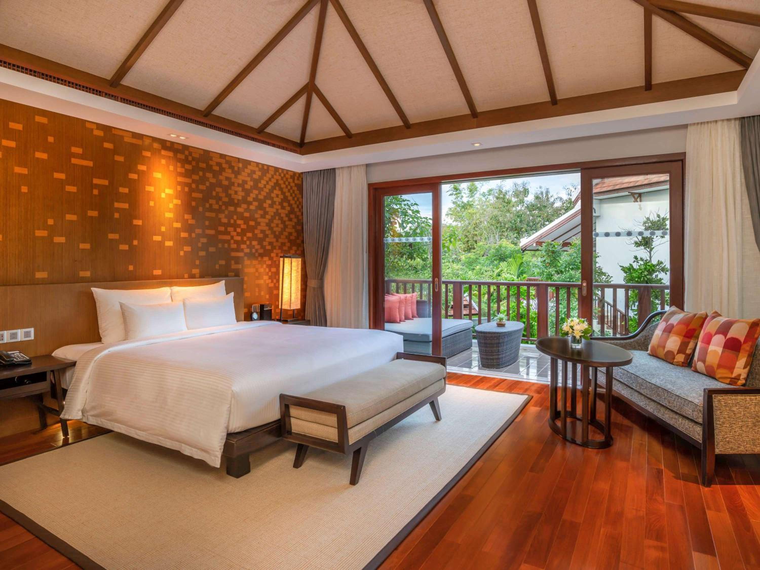 Premium Deluxe King Suite with Private Garden and Mountain View