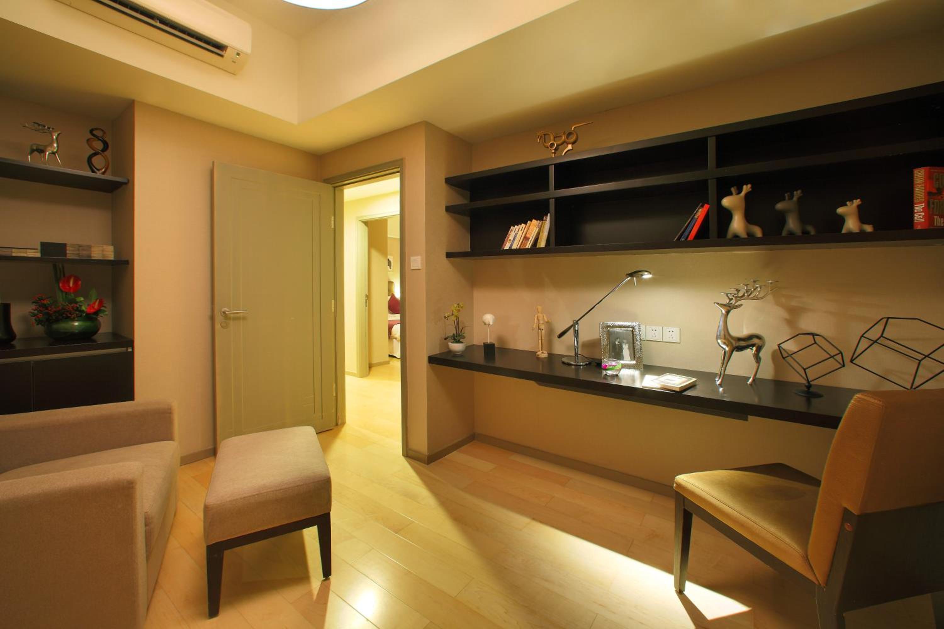 Three -Bedroom Executive - Photo 3