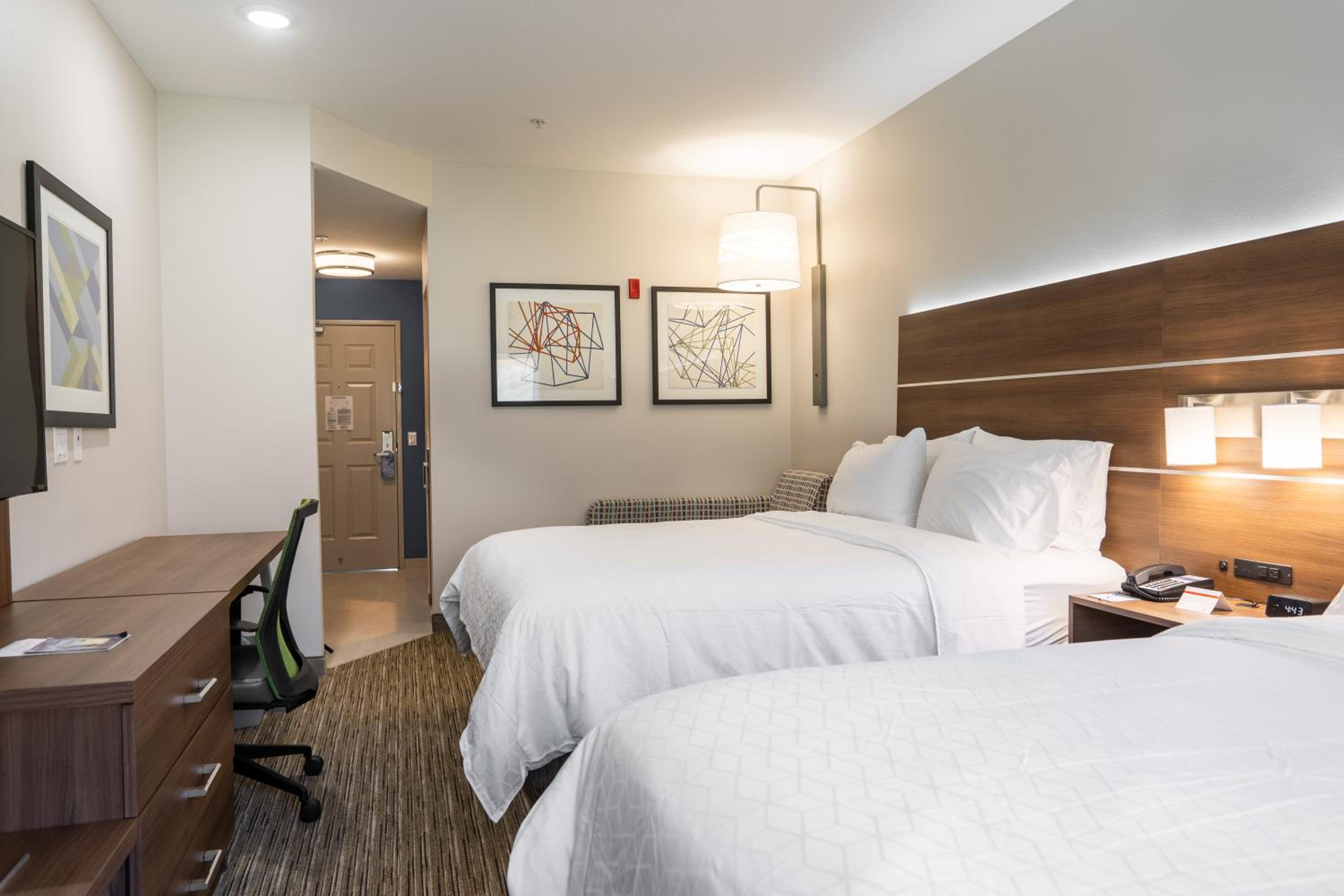 Standard King Room with Mobility Accessible Tub - Photo 3