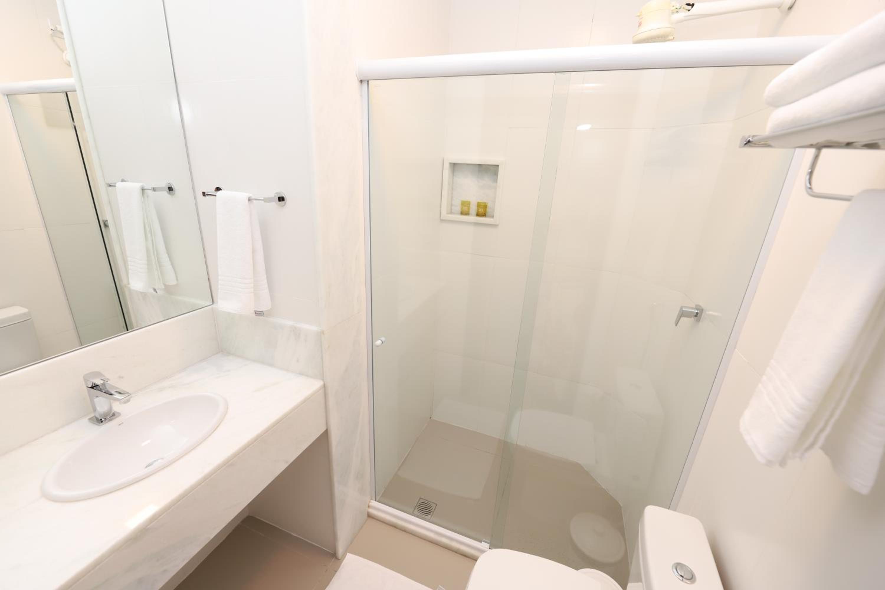 Twin Room with Pool View - Photo 4