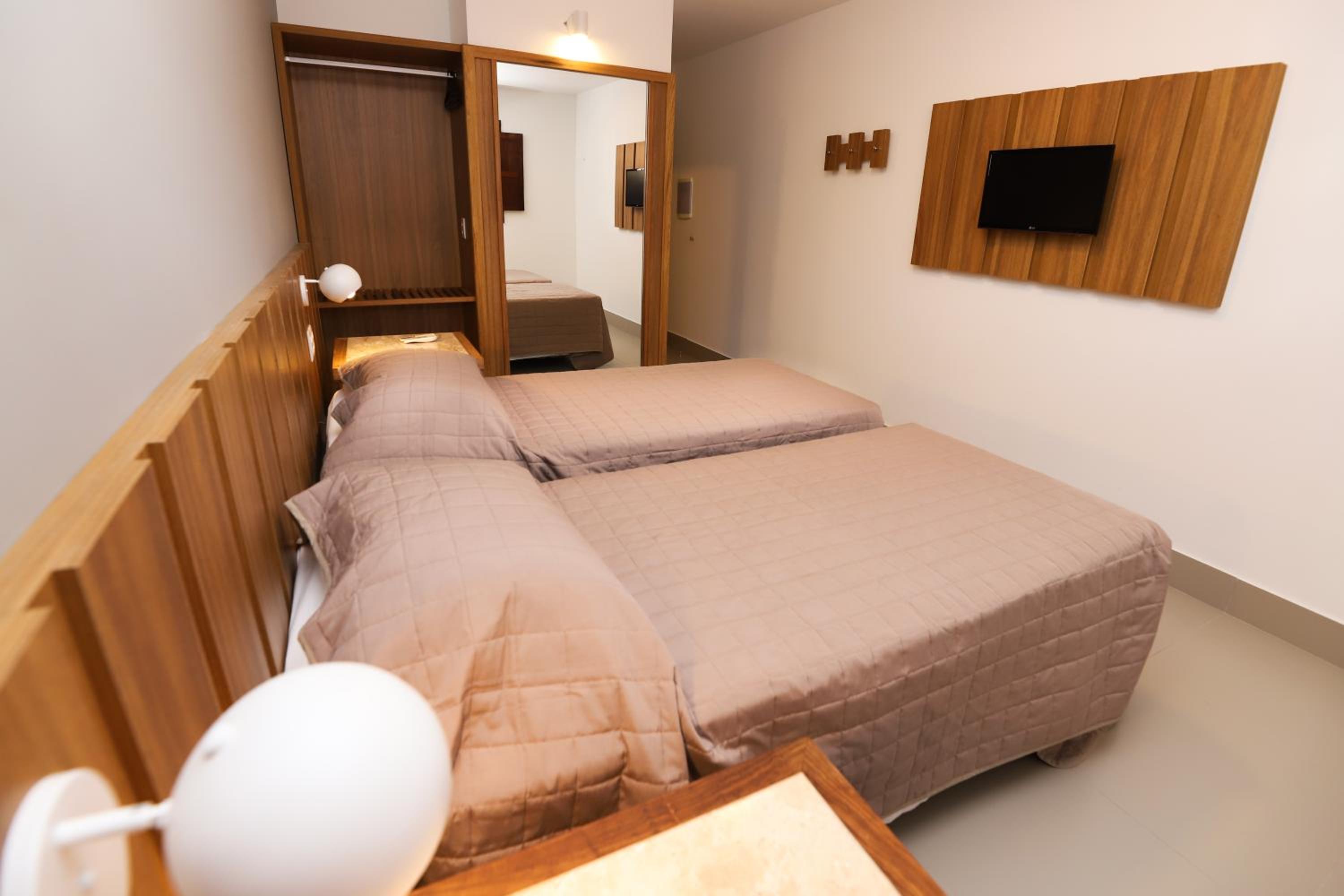 Twin Room with Pool View - Photo 3