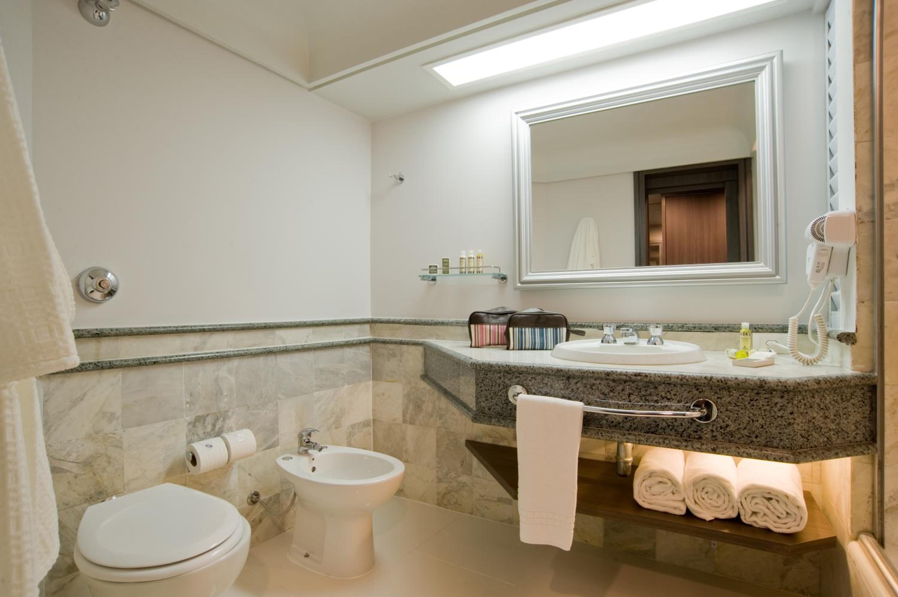 Luxury Twin Room - Photo 3