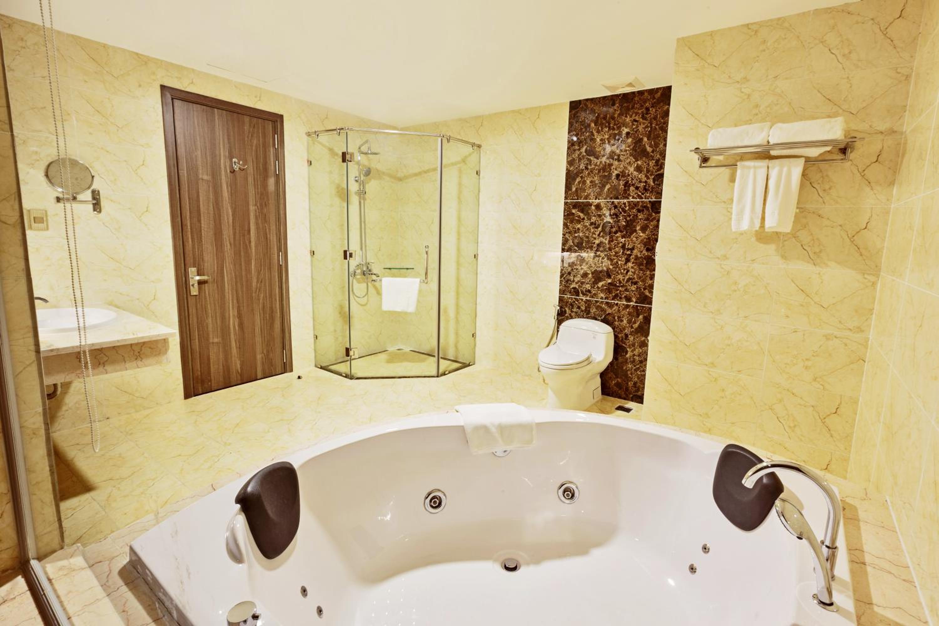 Executive Suite thumbnail 6