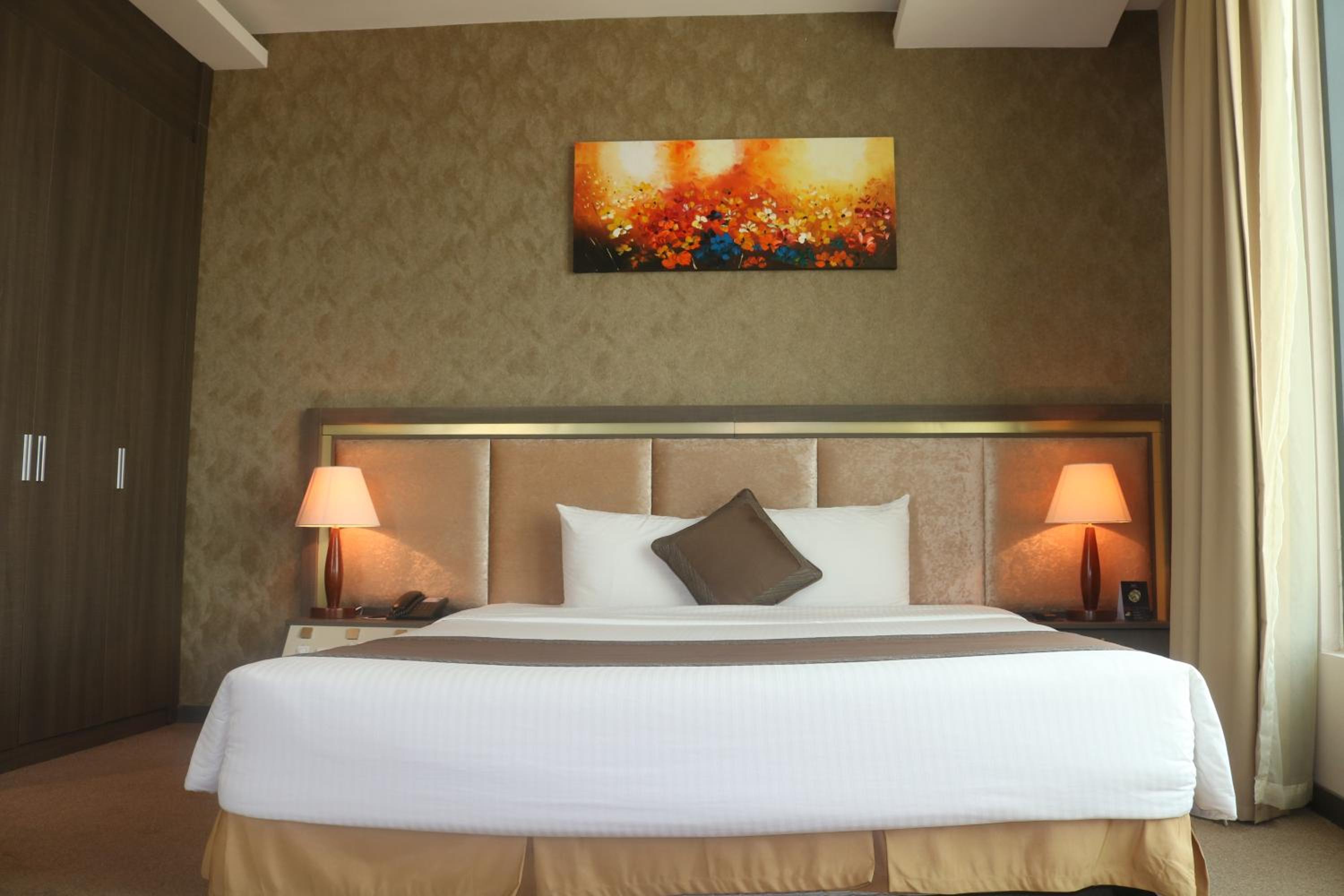 Deluxe Double Room thumbnail 6