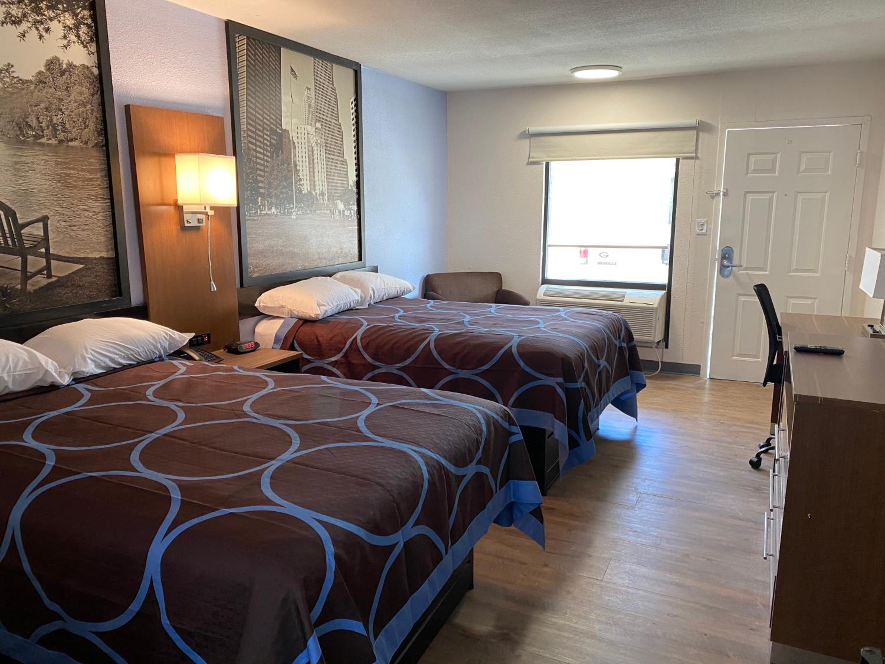 Double Room with Two Double Beds - Smoking - Photo 1