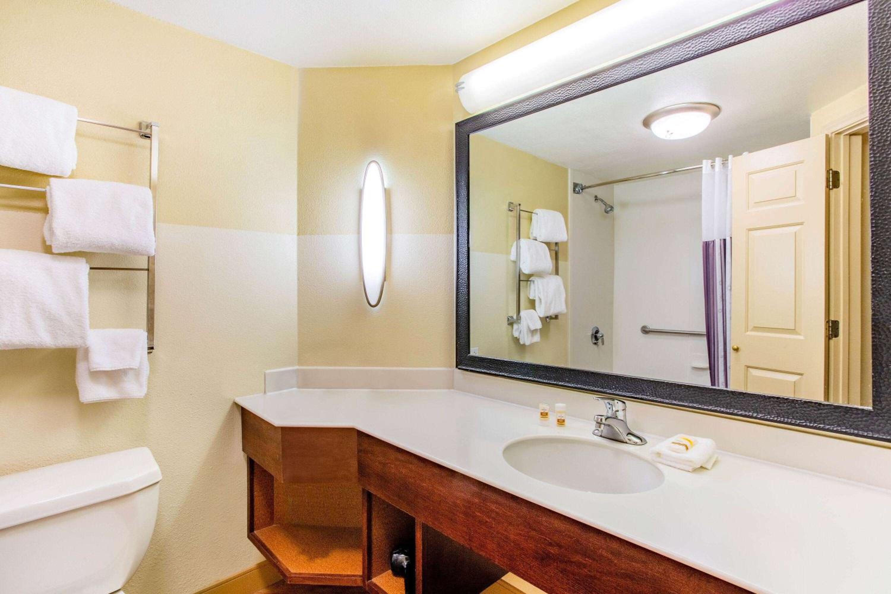 Deluxe Double Room with Two Double Beds - Non-Smoking photo 2