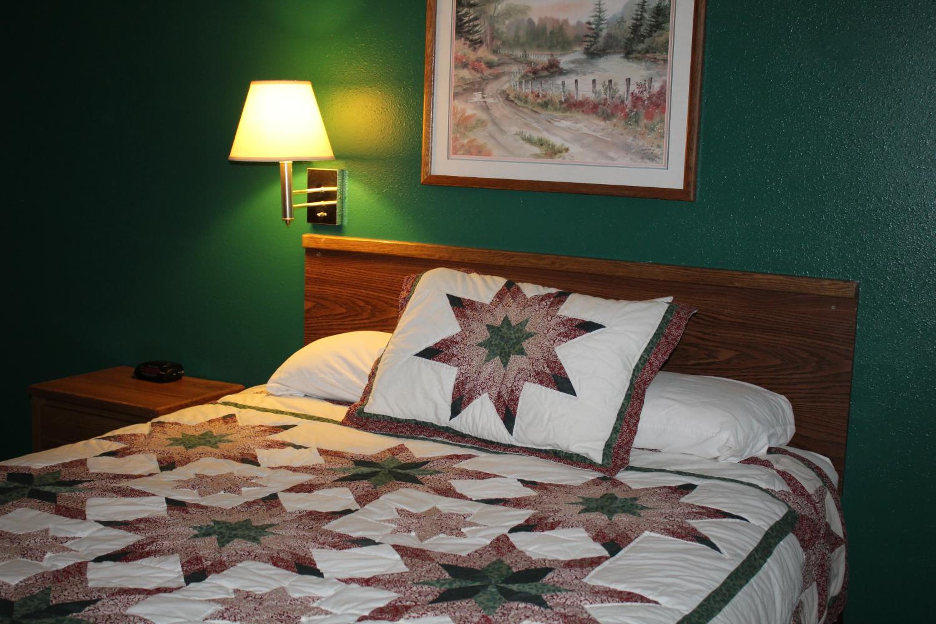 Standard Queen Room - Non-Smoking photo 1