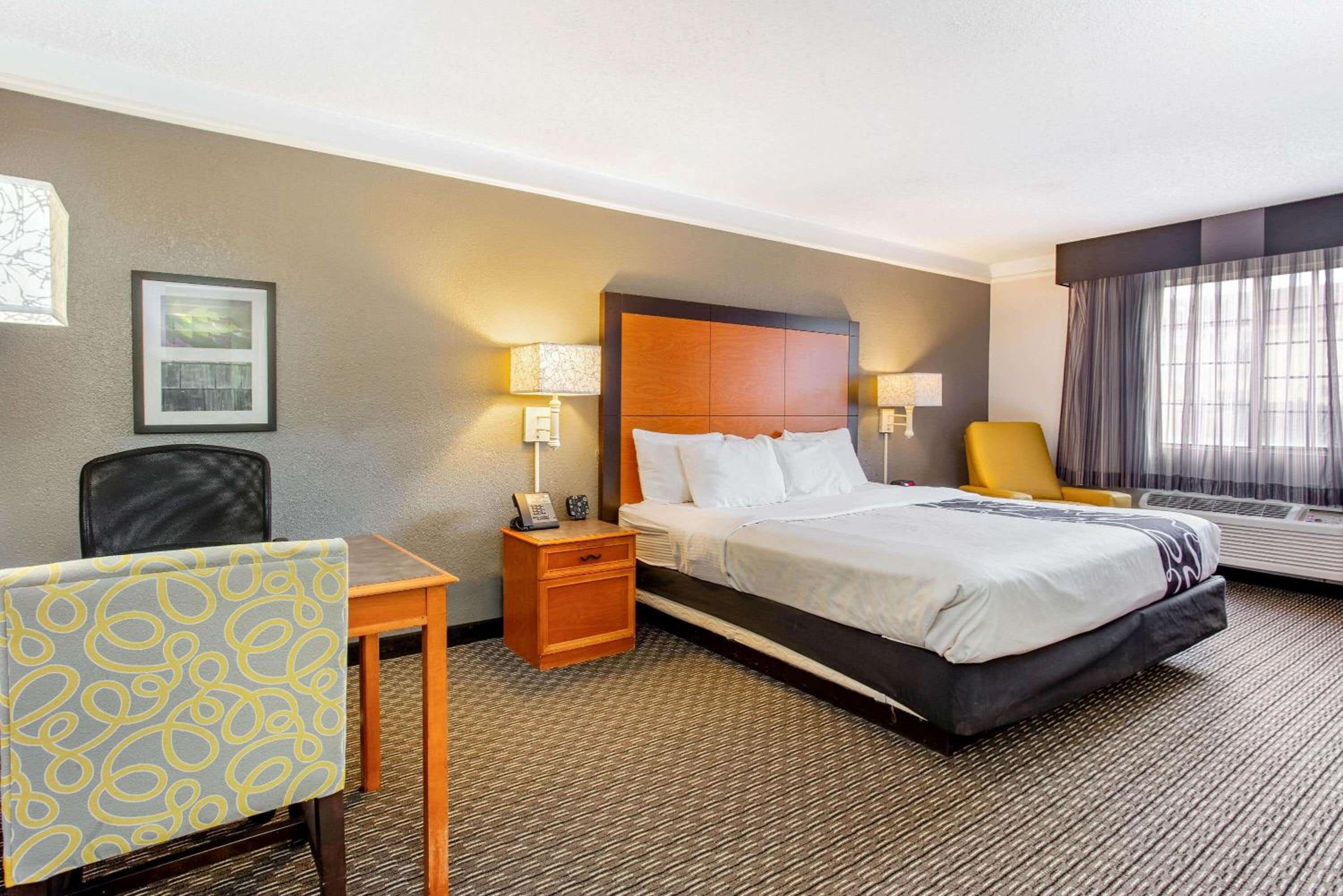 Deluxe King Room - Photo 2