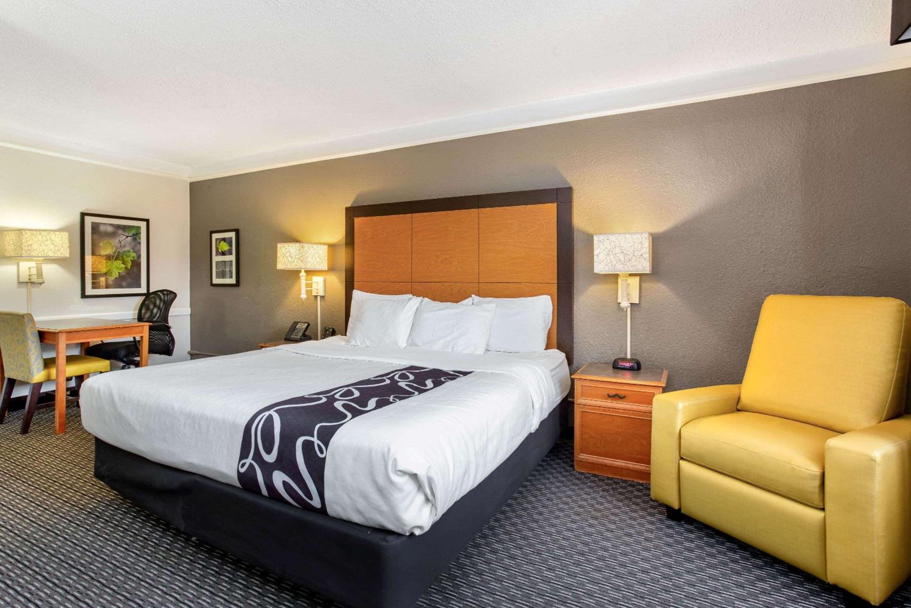 Deluxe King Room - Photo 4