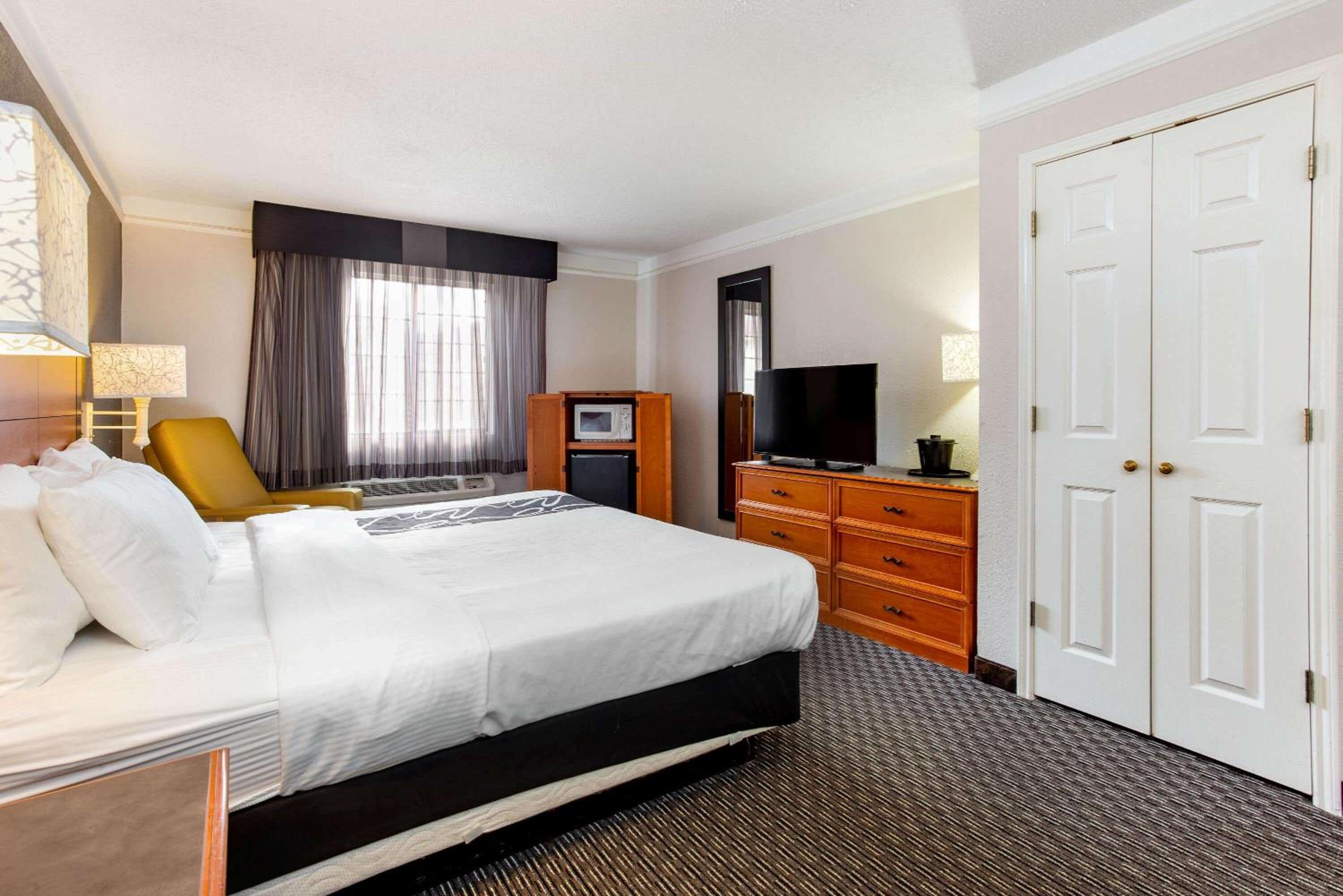 Deluxe King Room - Photo 5