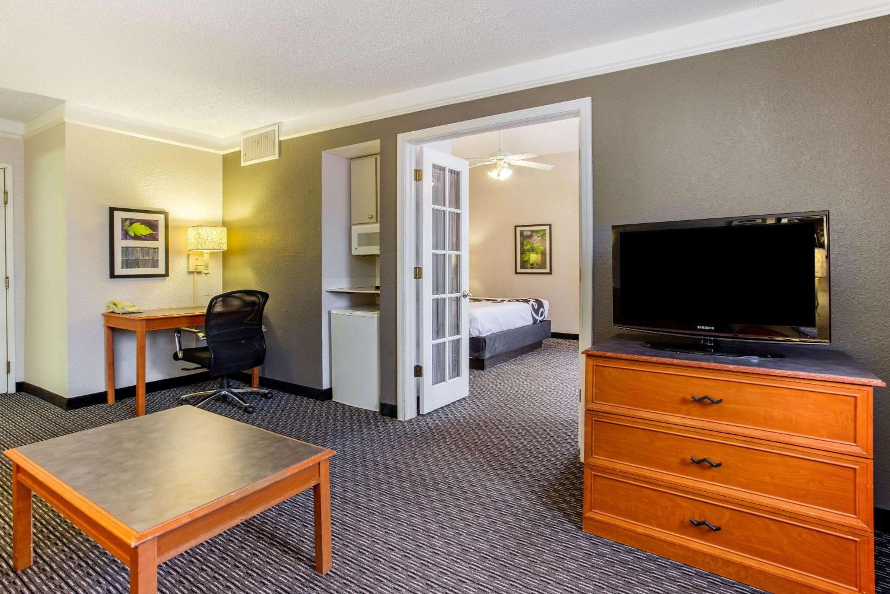 King Suite - Non-Smoking - Photo 7